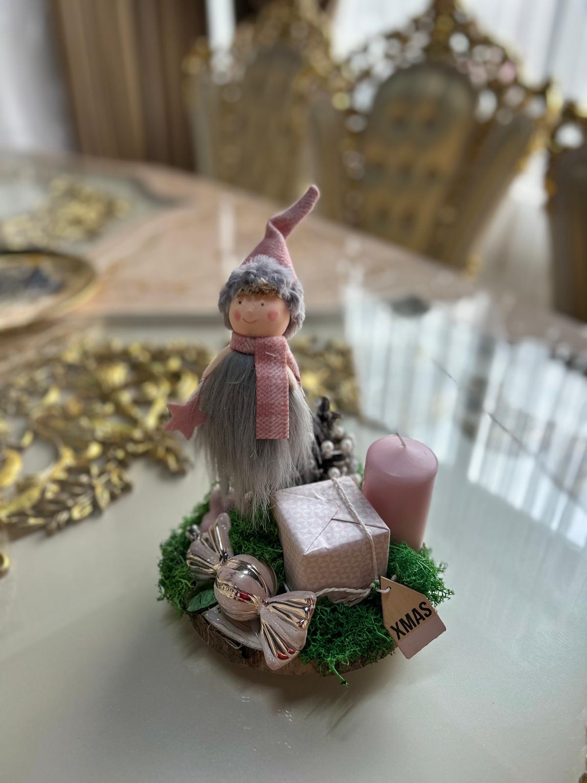 Aranjament cu Figurină de Crăciun și Lumânare Roz