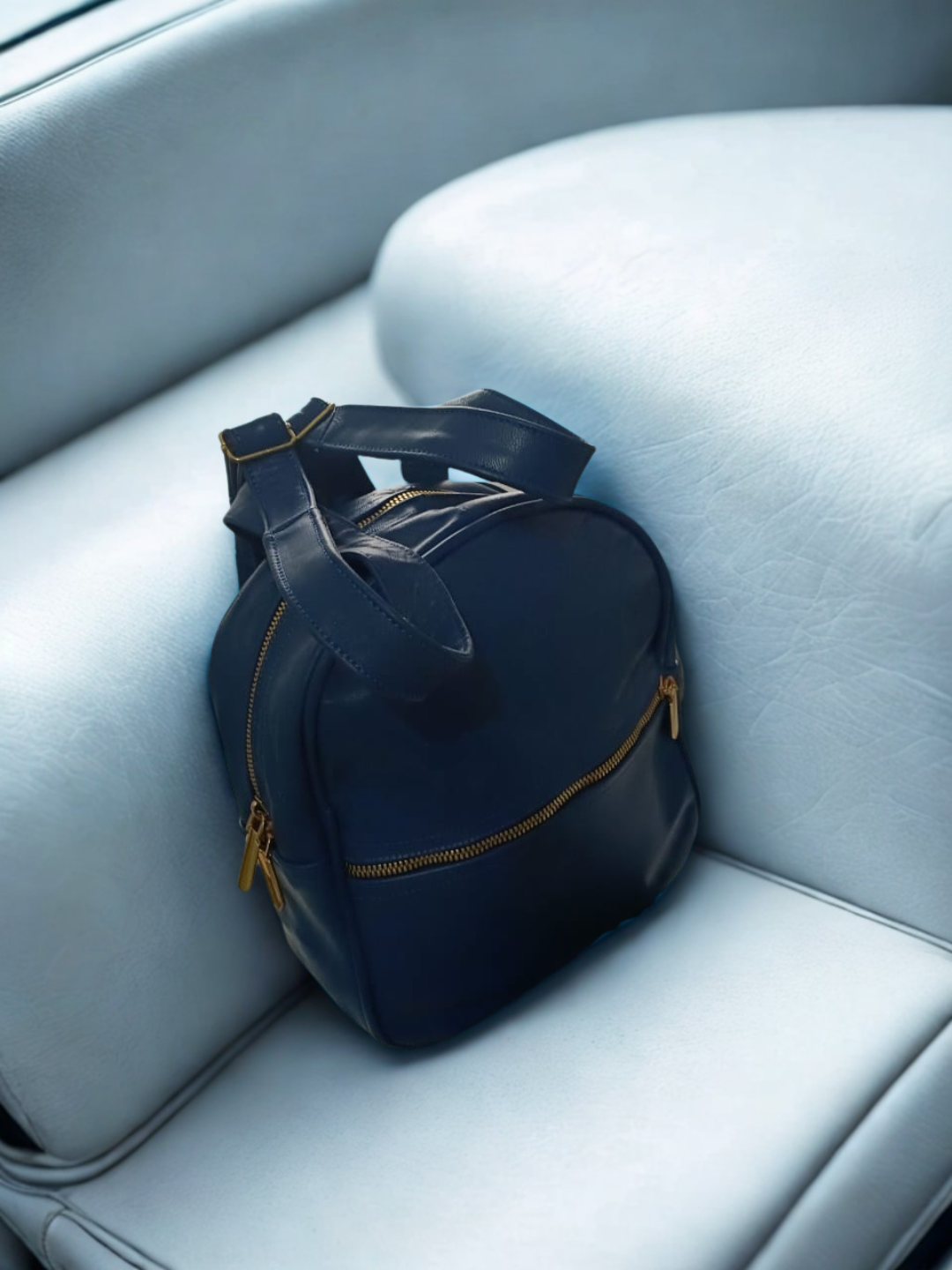 Mochila azul de cuero