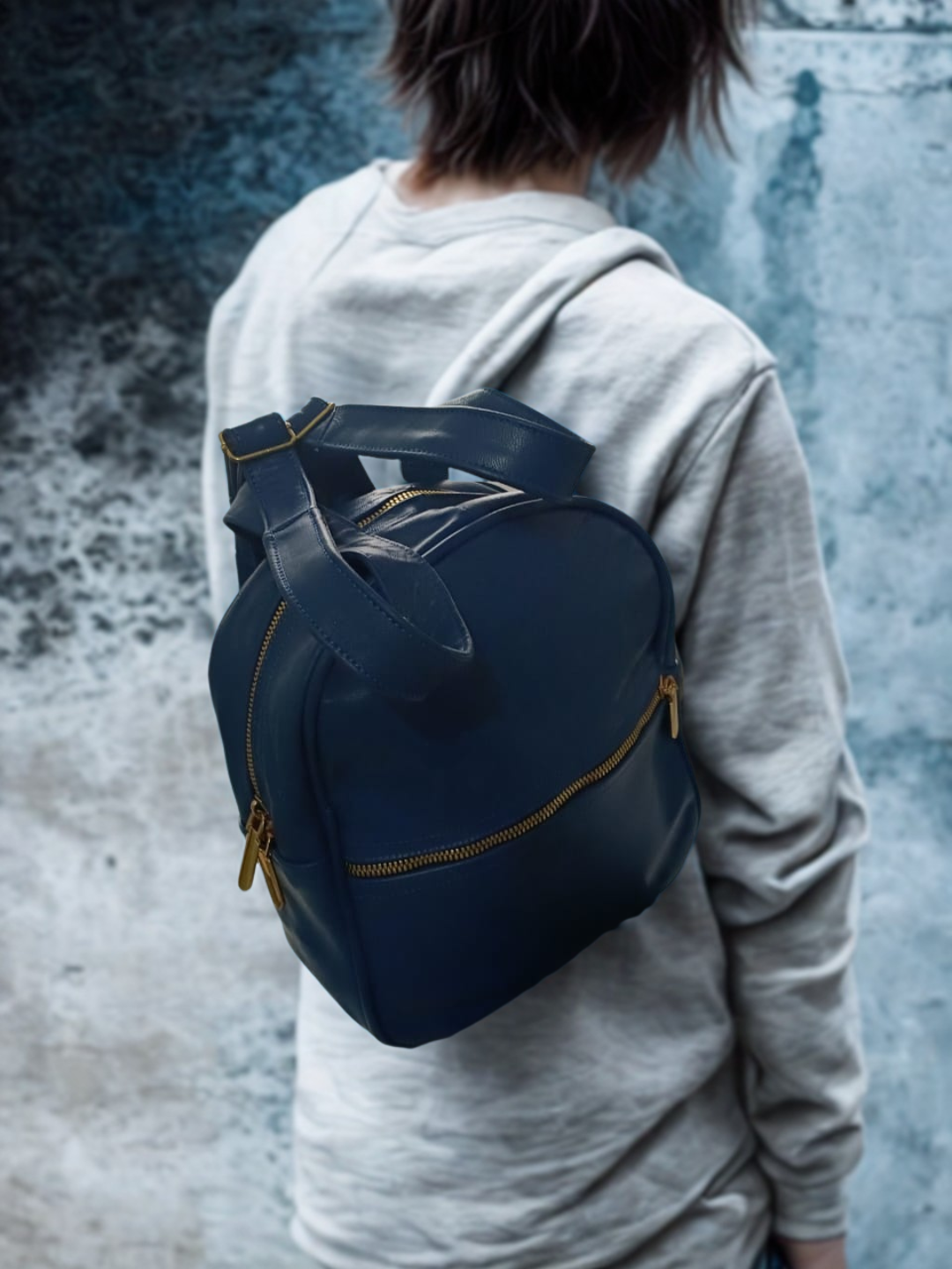 Mochila azul de cuero