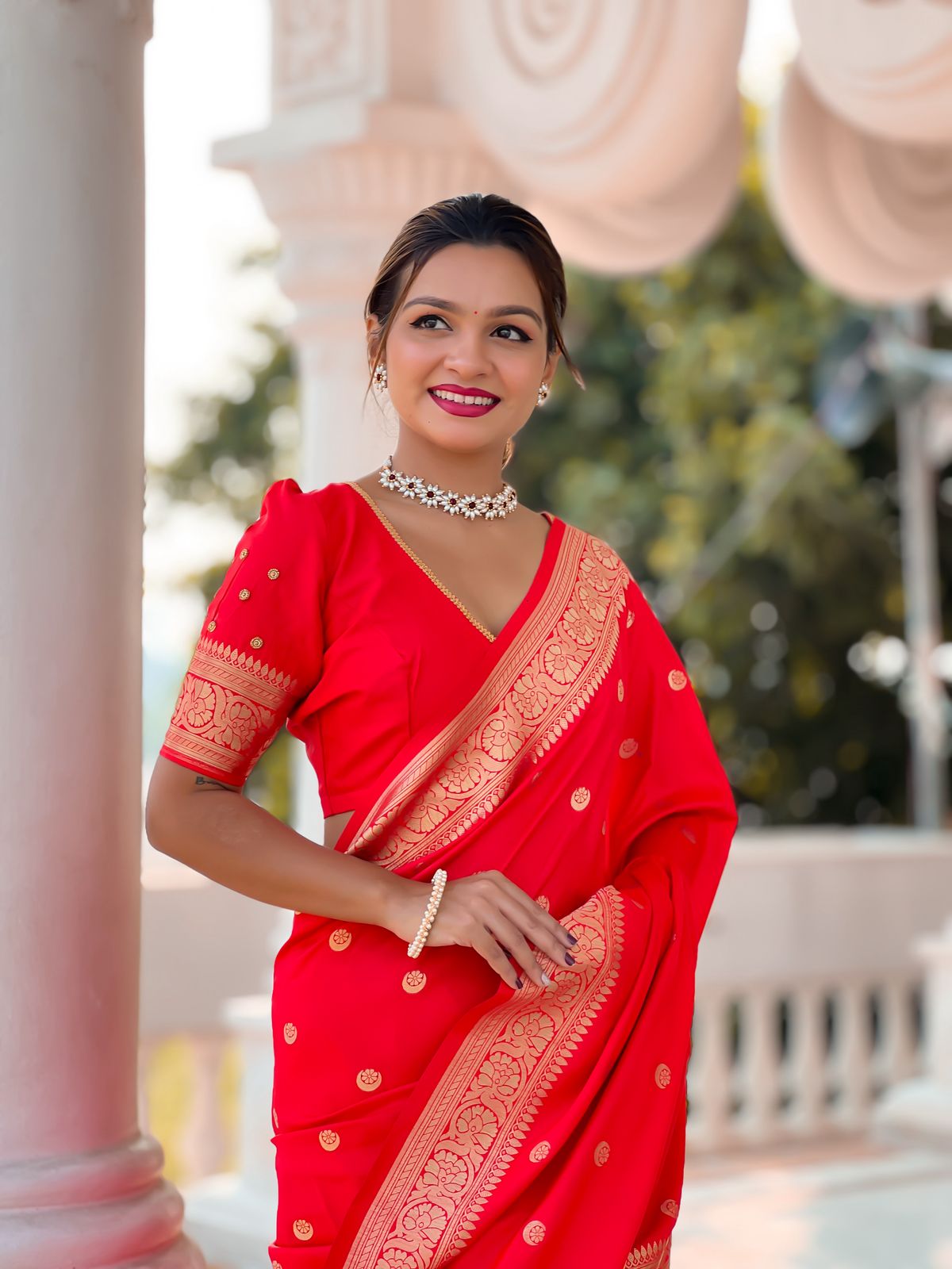 Elegant Gold Zari Woven Saree with Rich Pallu & Matching Blouse