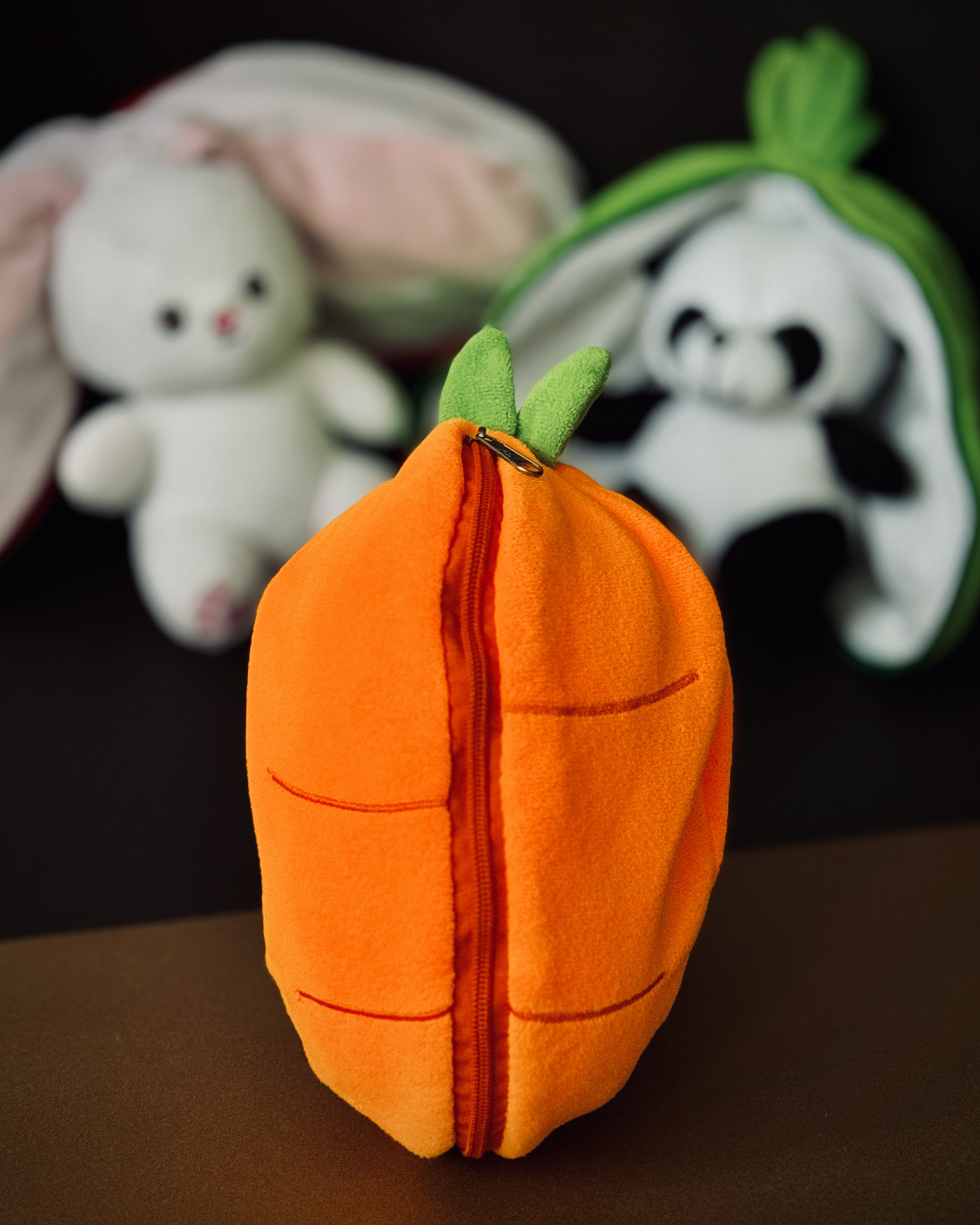 Havuç Kostümlü Peluş Tavşan