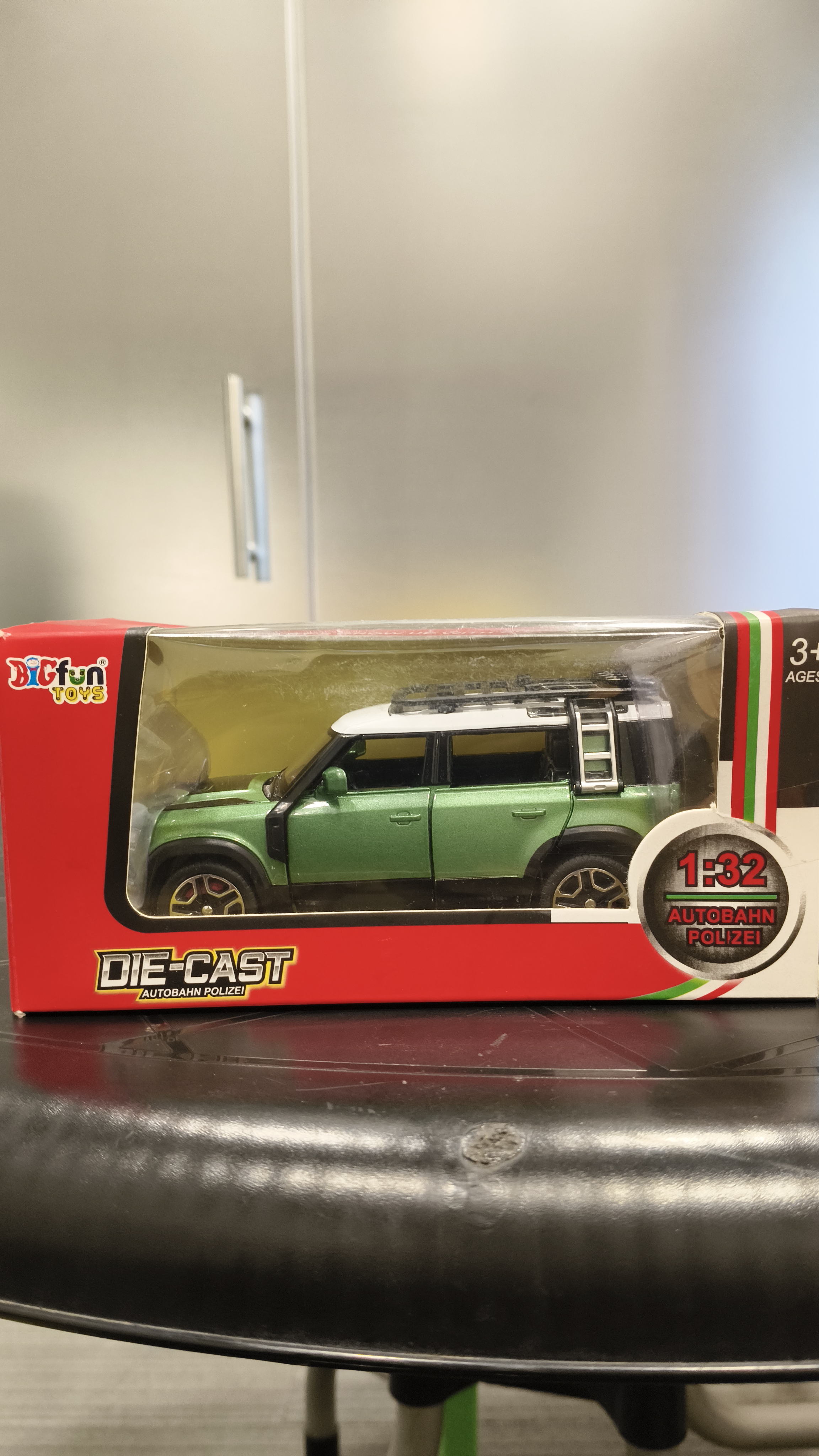 Land Rover Defender 1:32