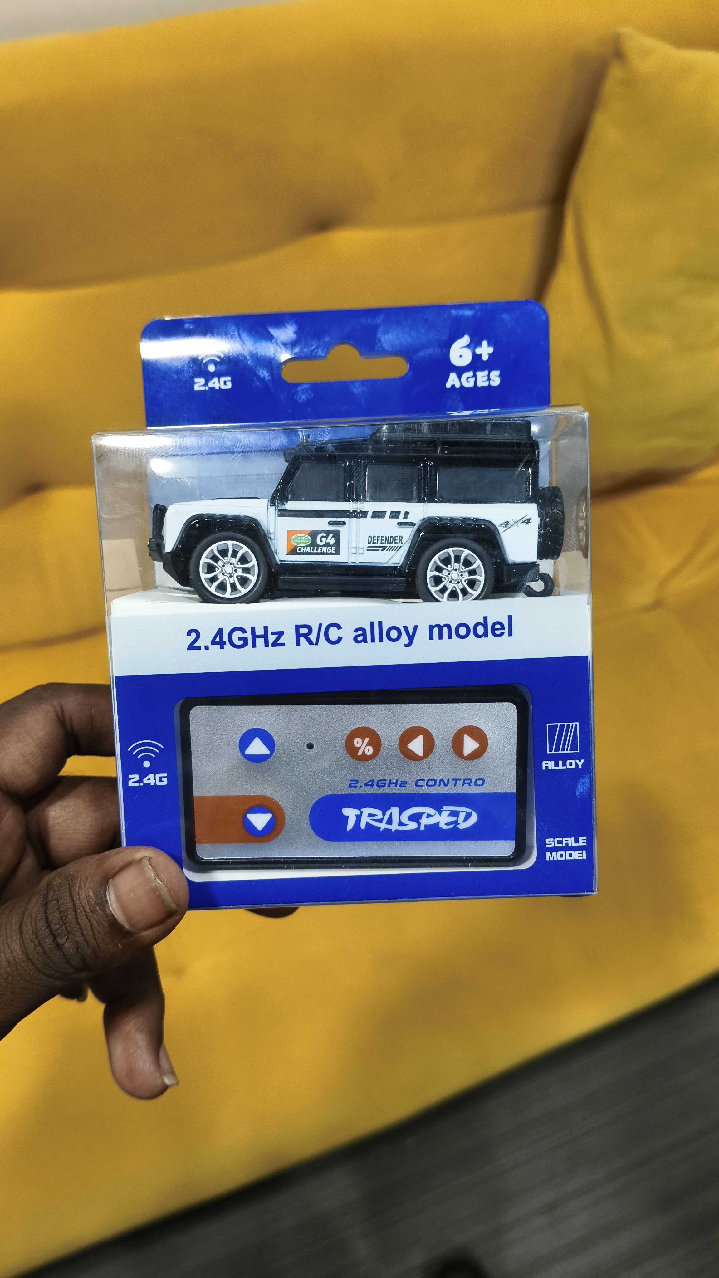 Land Rover Defender 2.4GHz Alloy Model Car