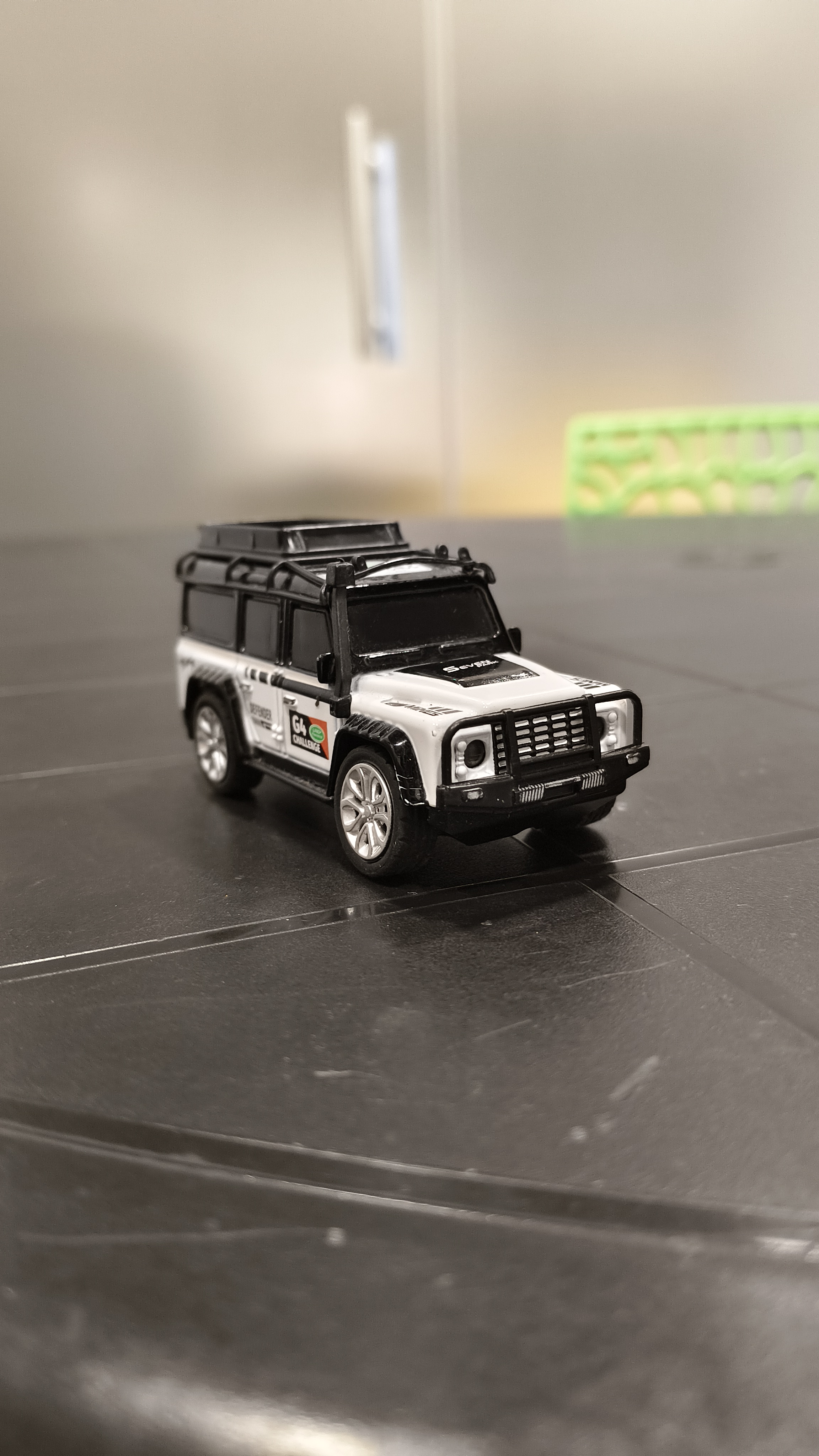 Land Rover Defender 2.4GHz Alloy Model Car