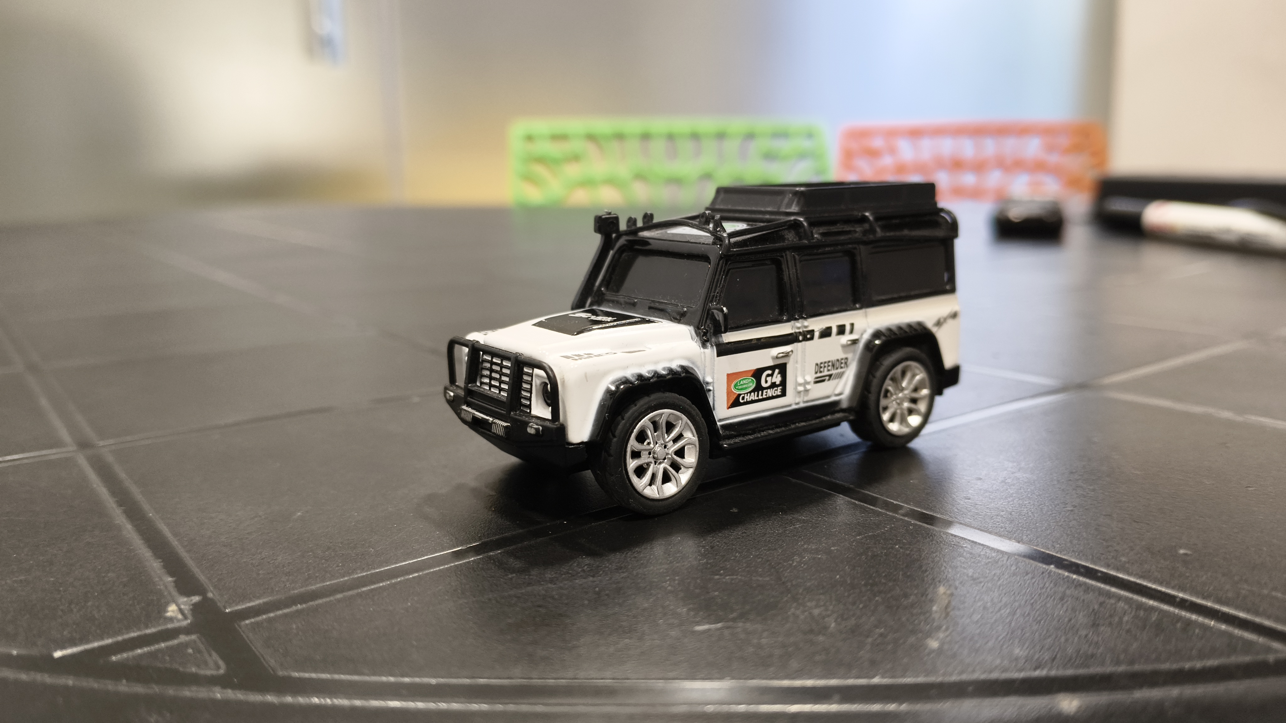 Land Rover Defender 2.4GHz Alloy Model Car