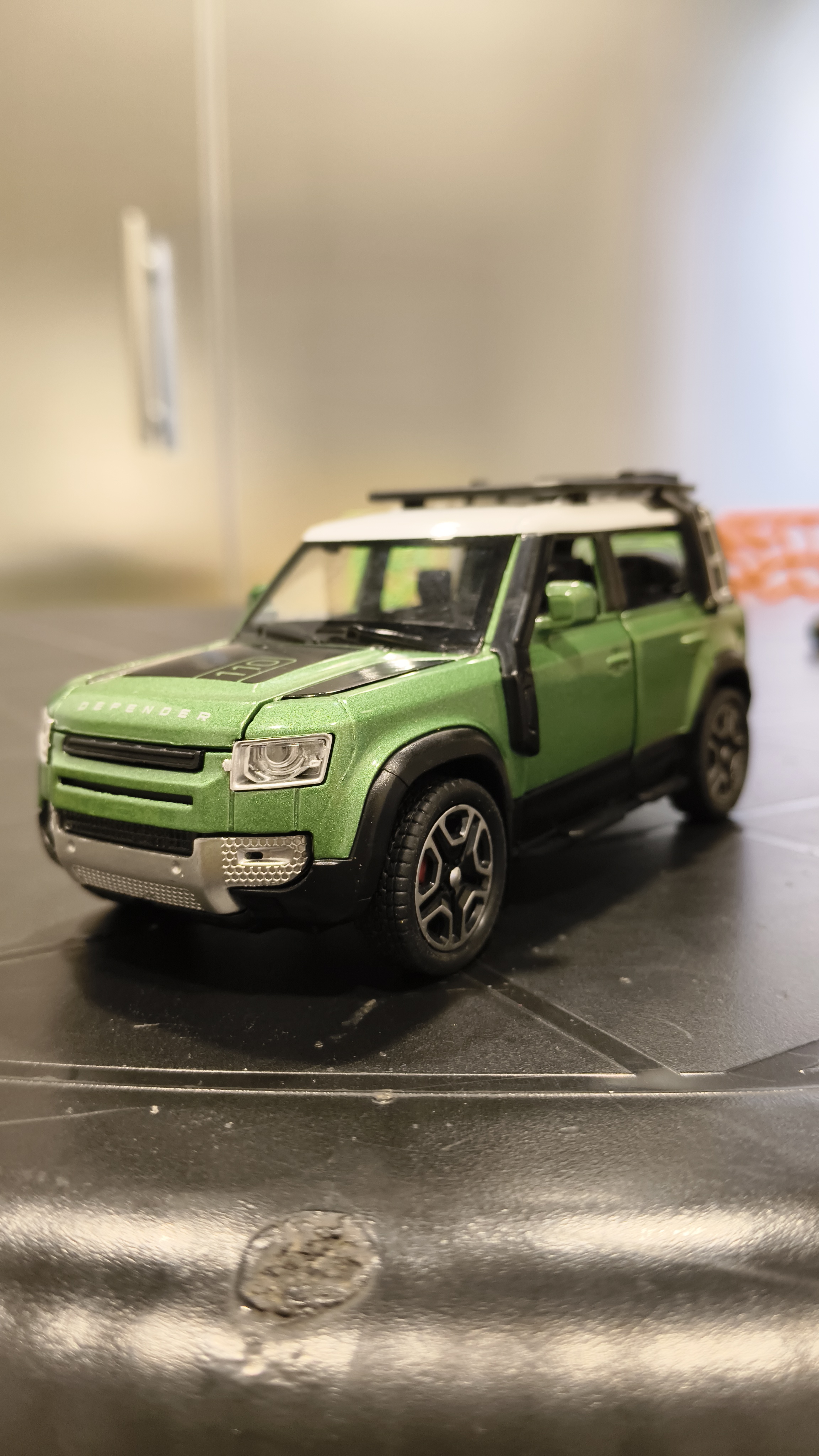 Land Rover Defender 1:32