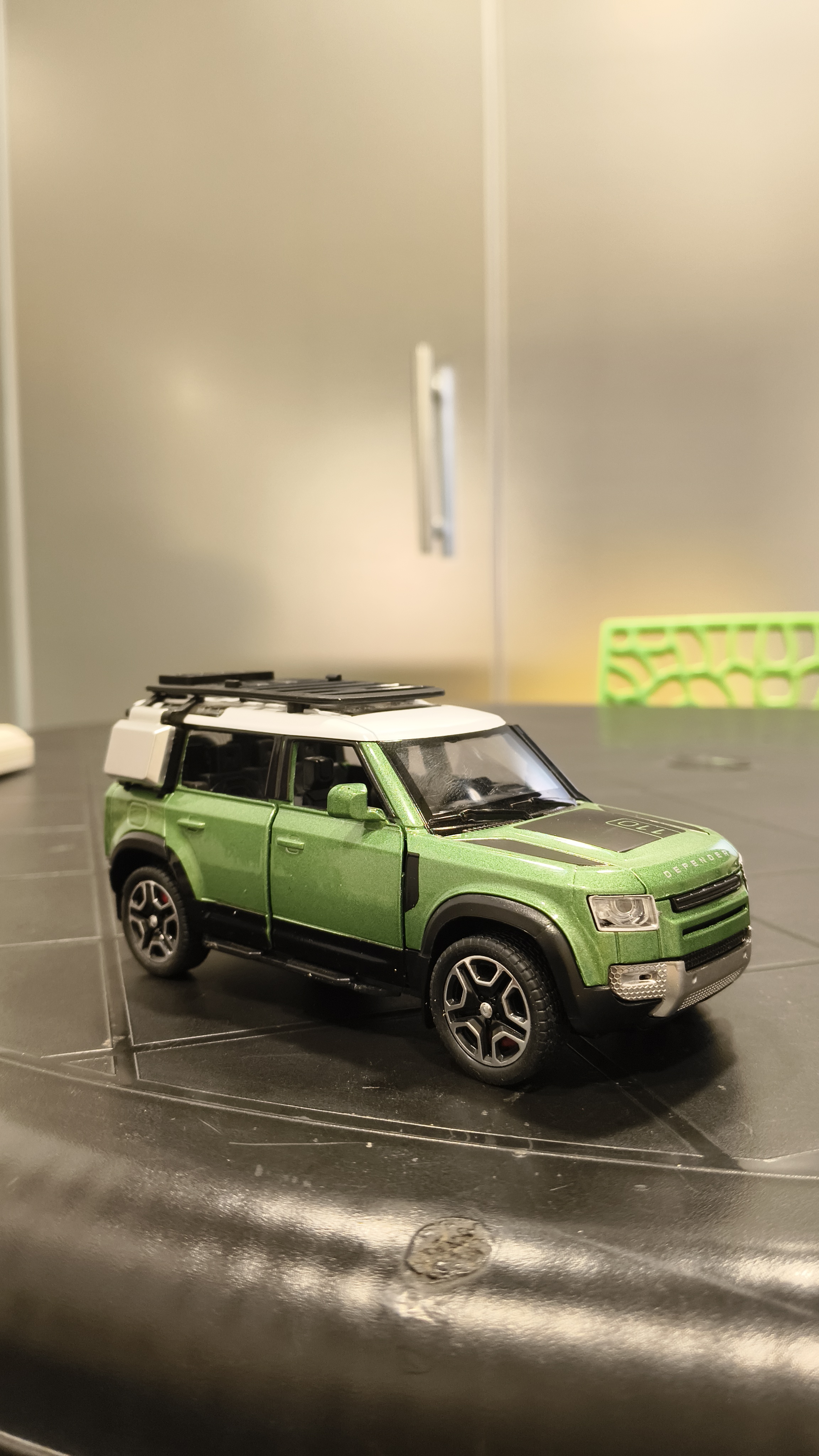 Land Rover Defender 1:32