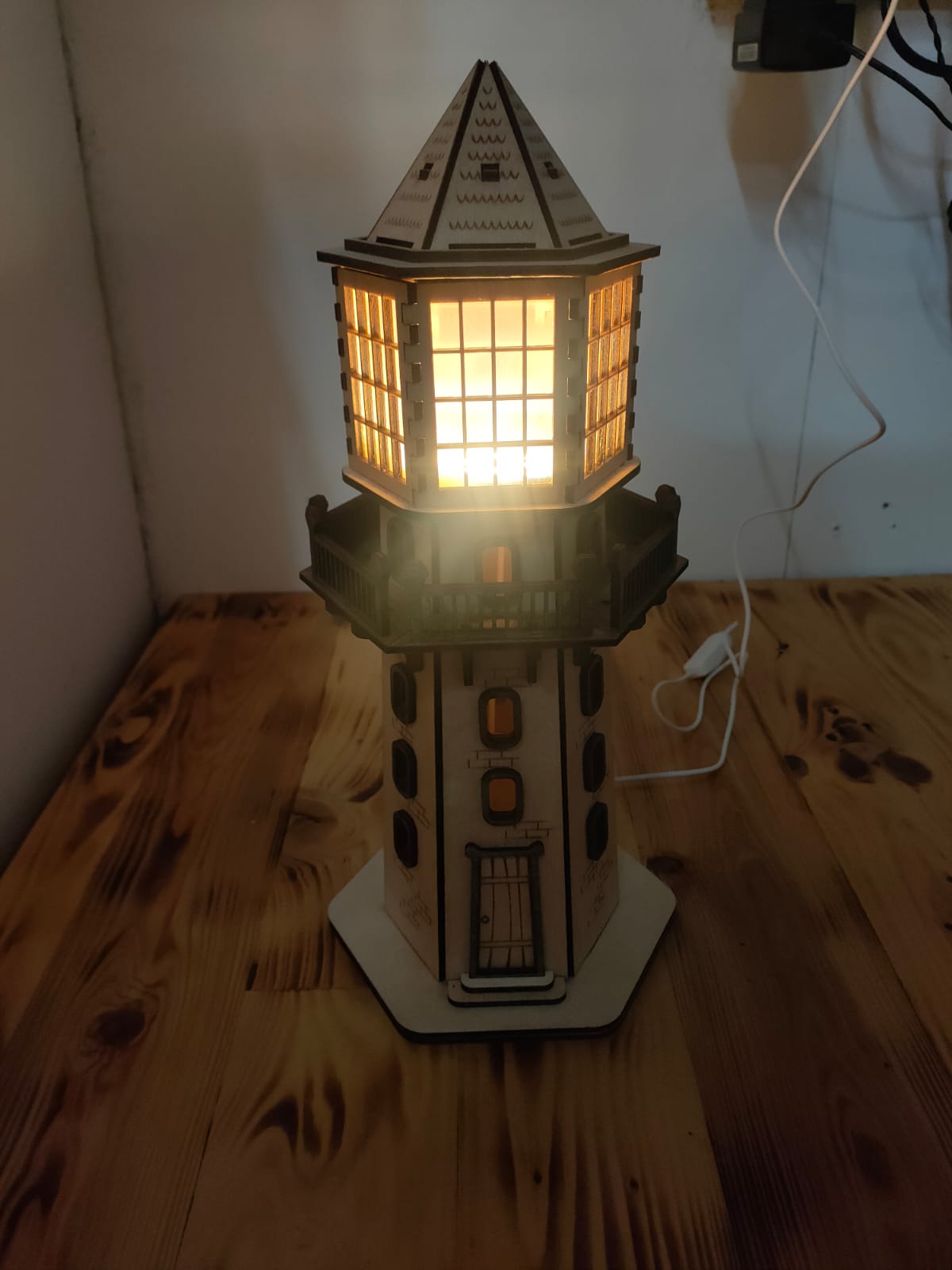 Lampara faro de madera
