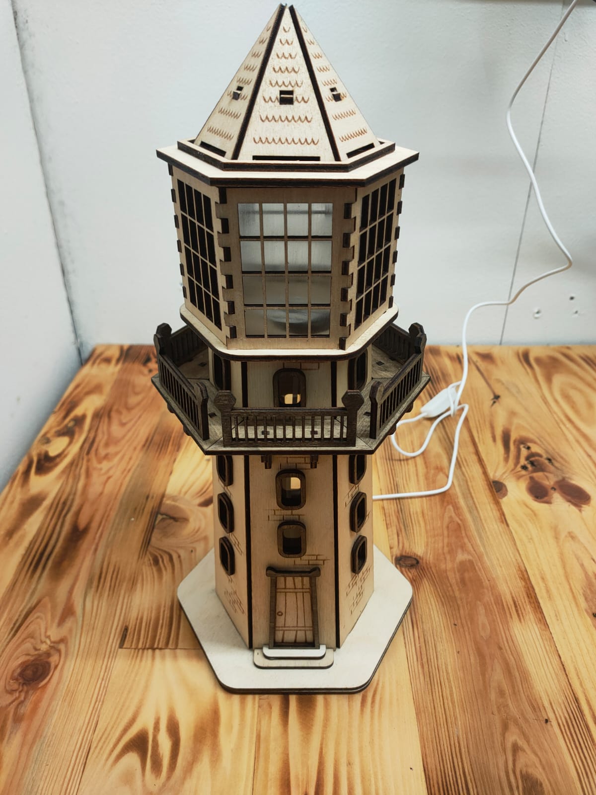 Lampara faro de madera