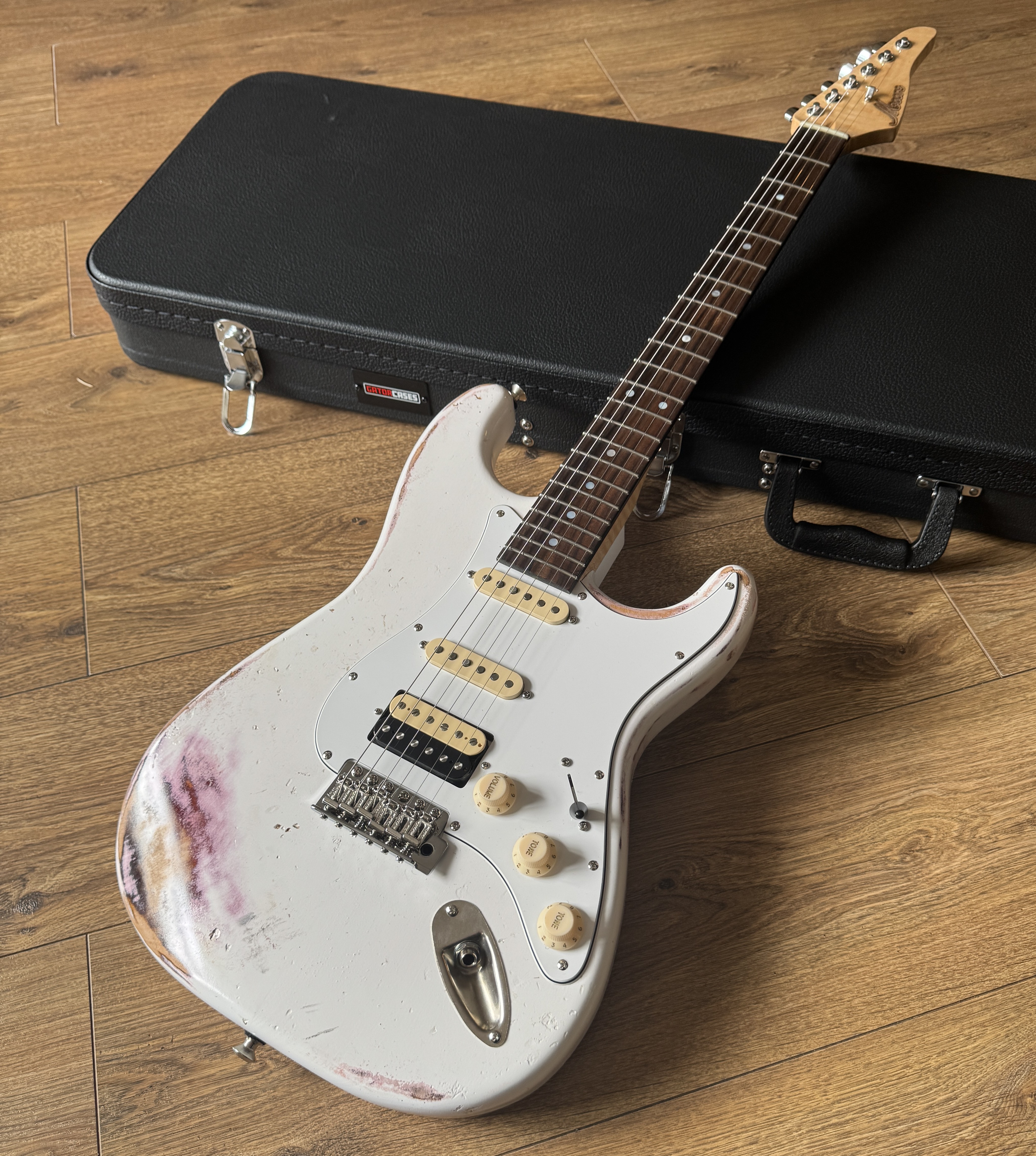 Moore Samuel White/Sunburst – Handcrafted in the UK