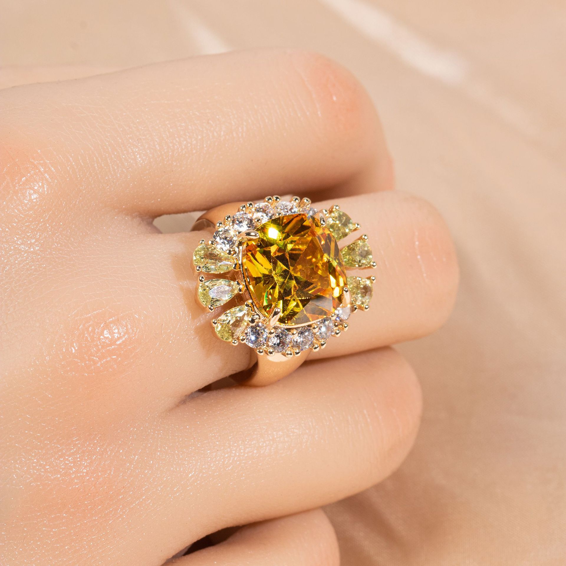 New high quality elegant zircon ring