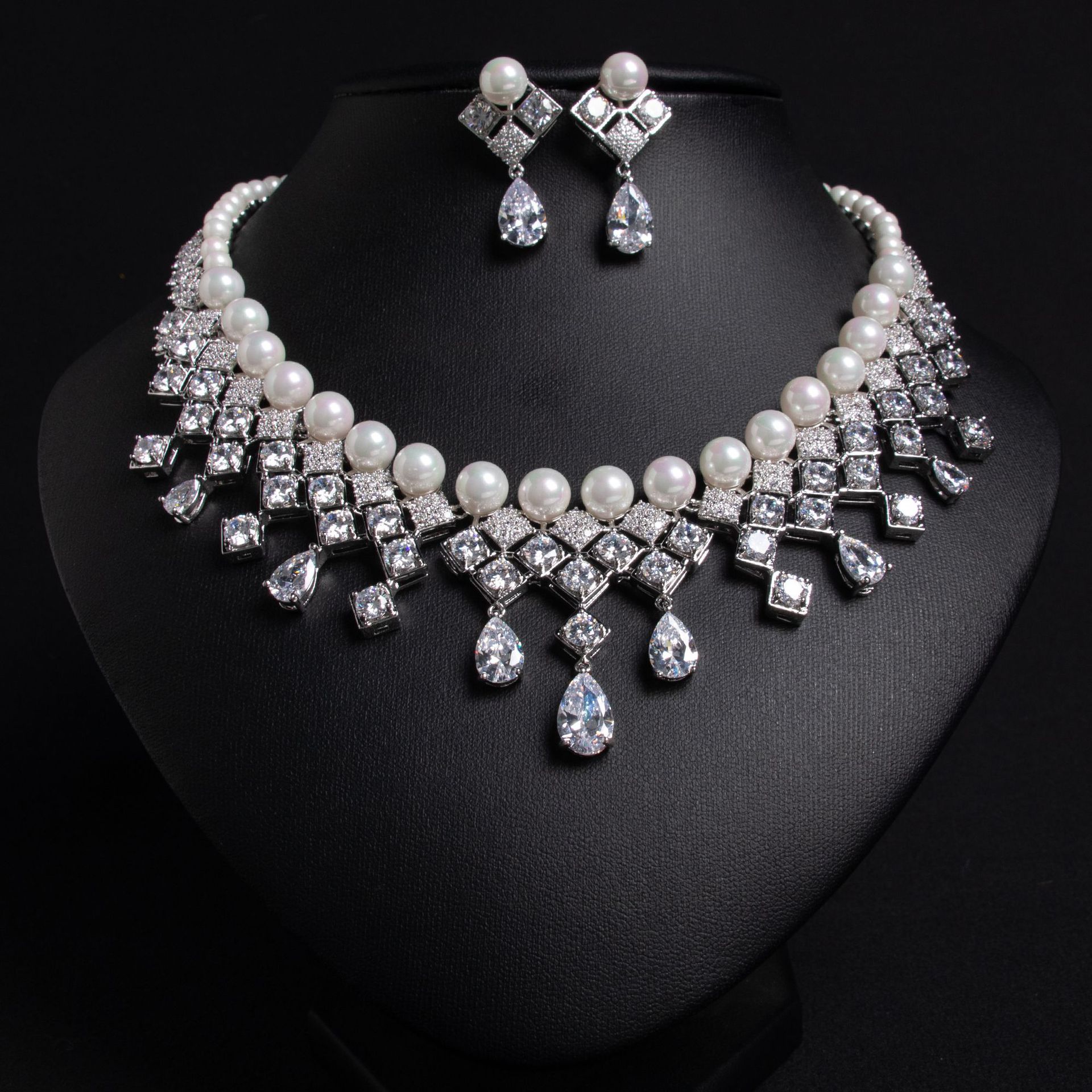 Elegant Pearl and Emerald Jewelry Set