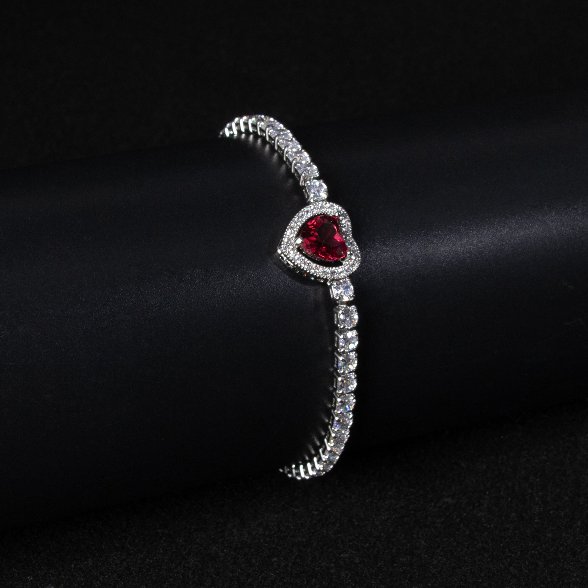 New simple heart-shaped zircon bracelet