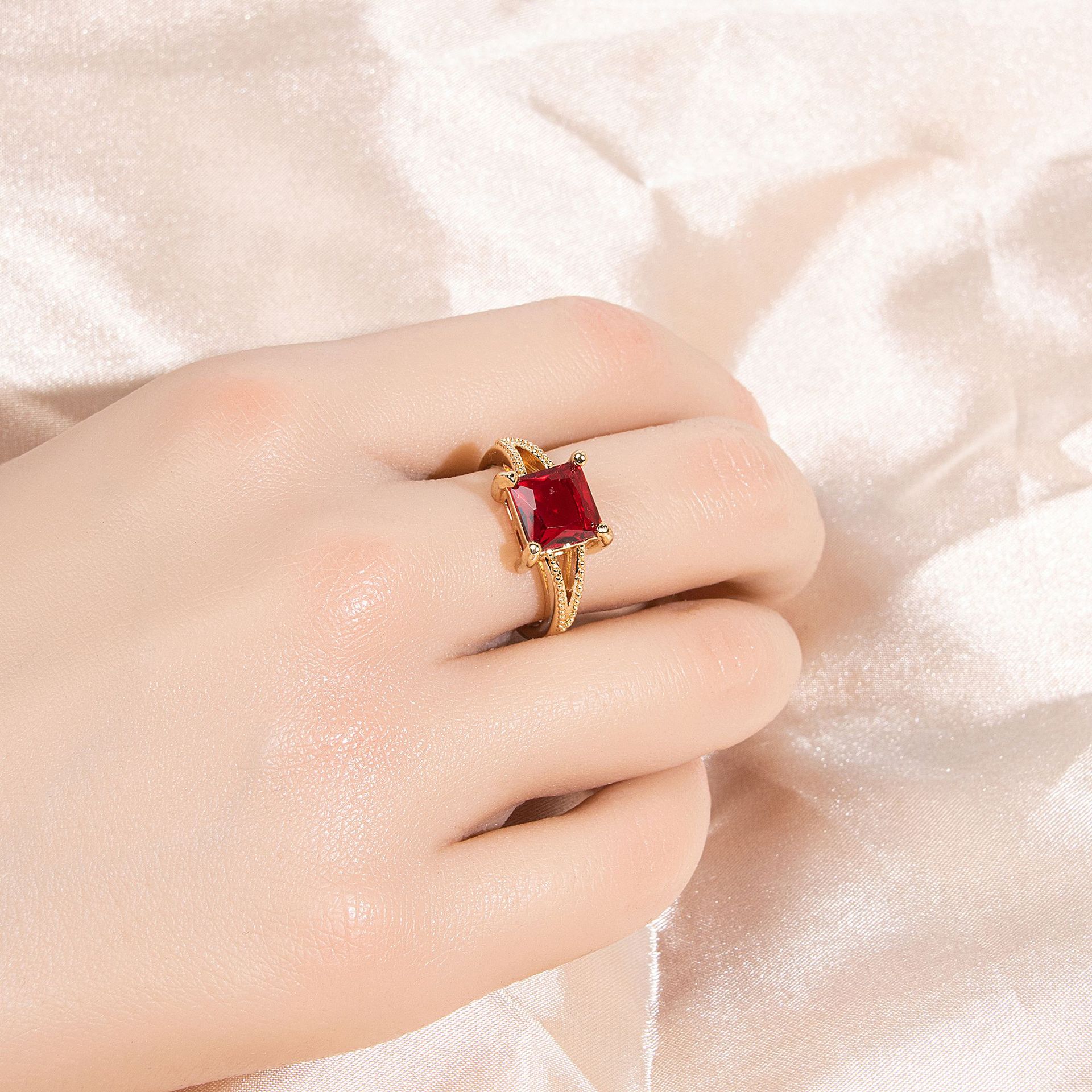 New high quality simple zircon ring