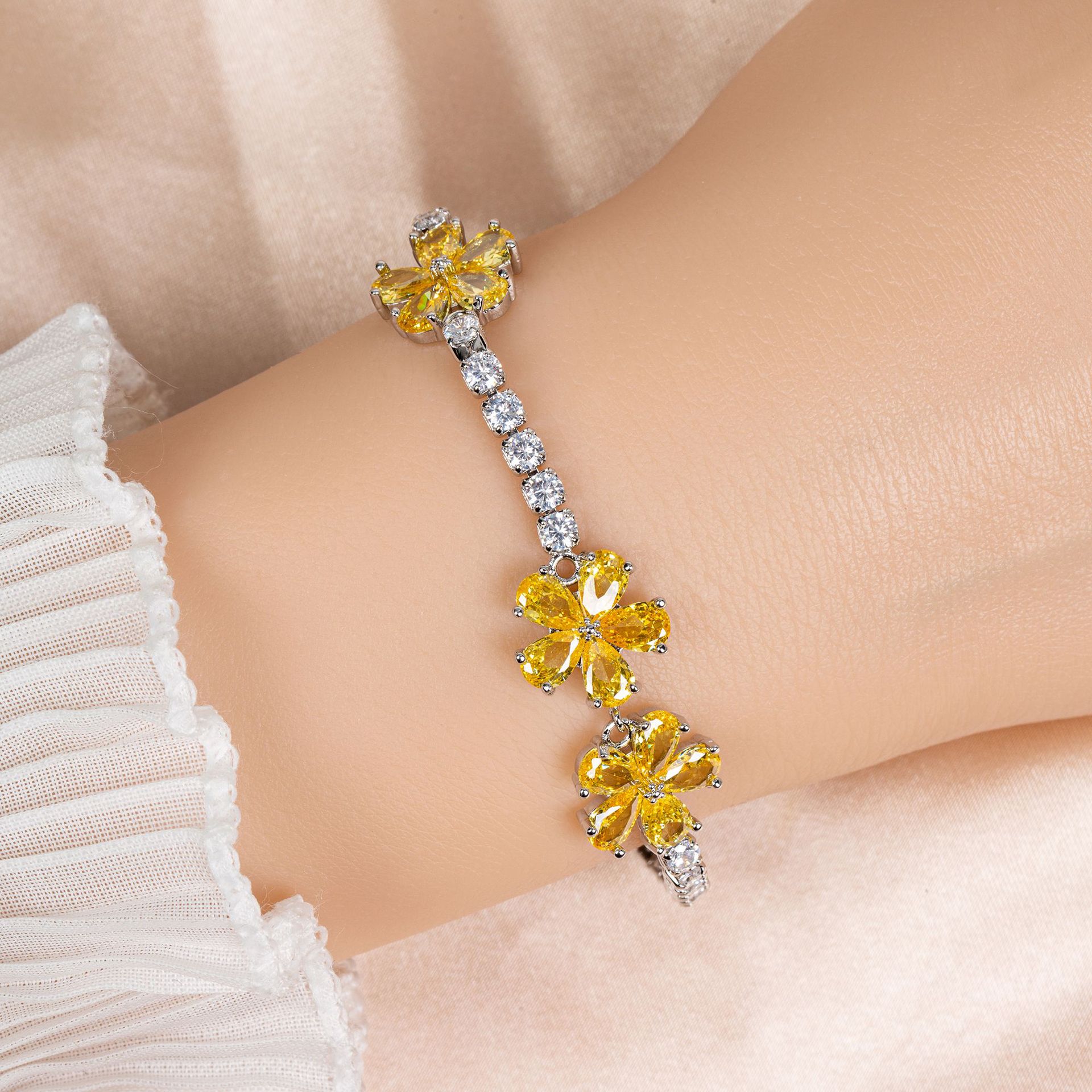 New simple flower-shaped zircon bracelet