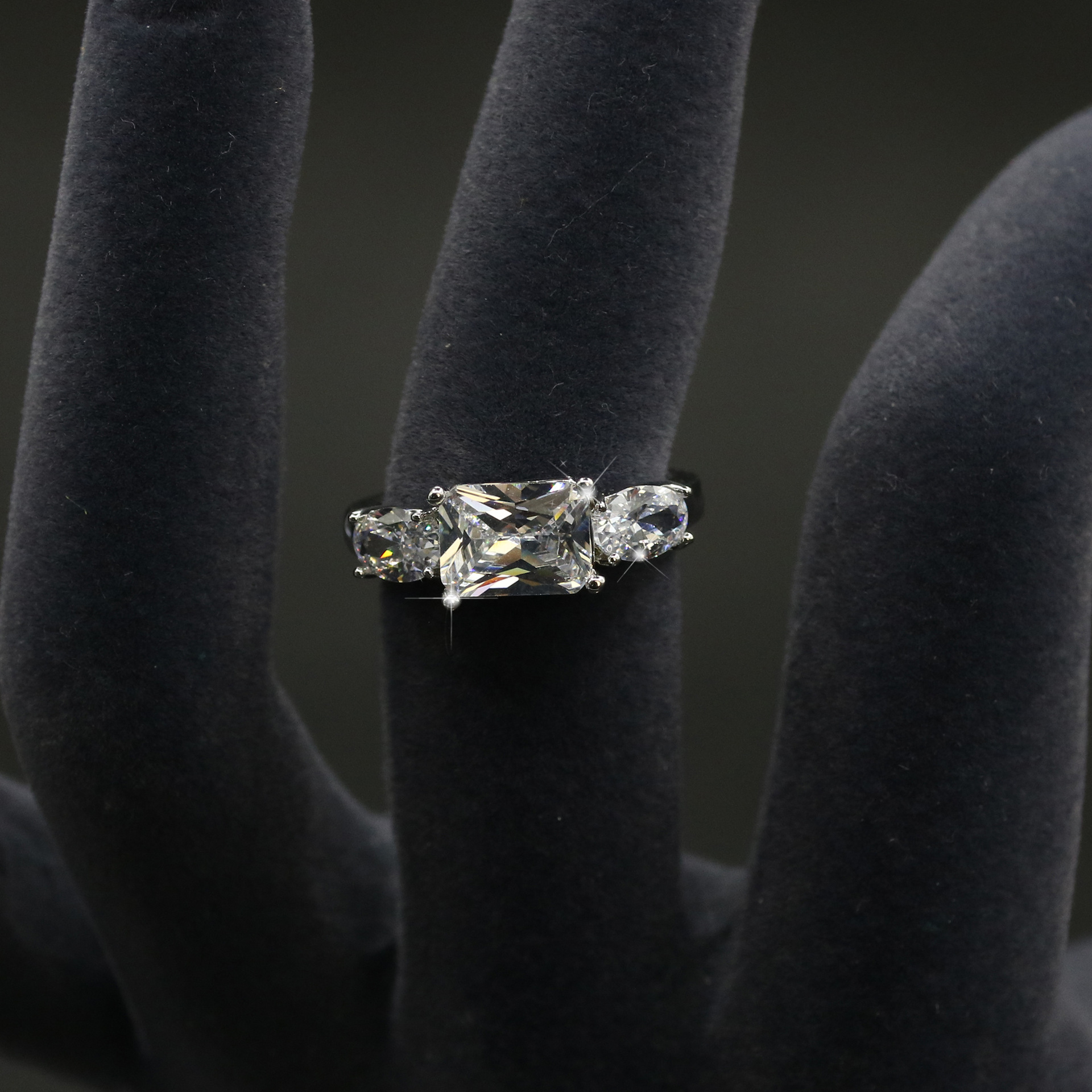 New high quality elegant zircon ring
