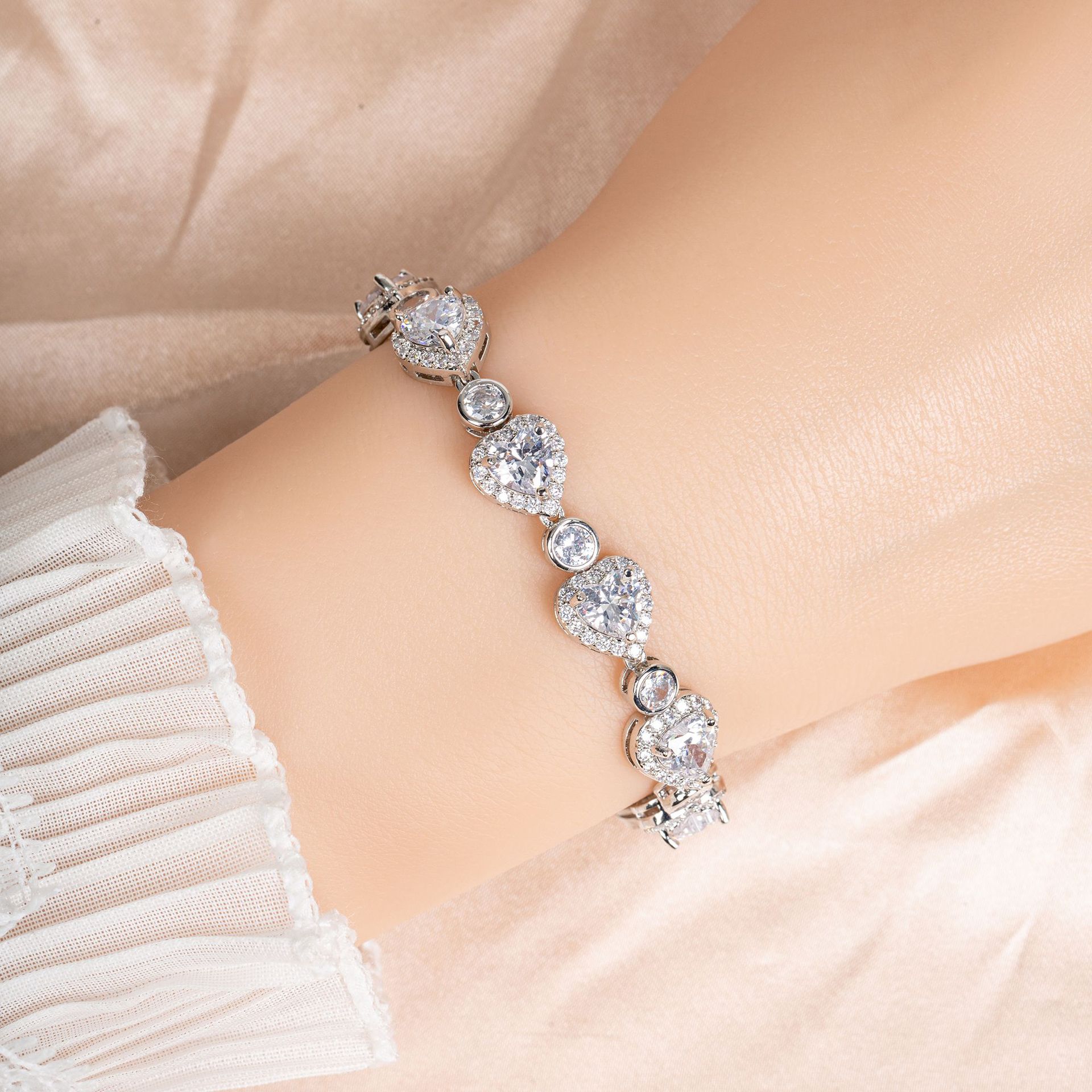 New simple heart-shaped zircon bracelet