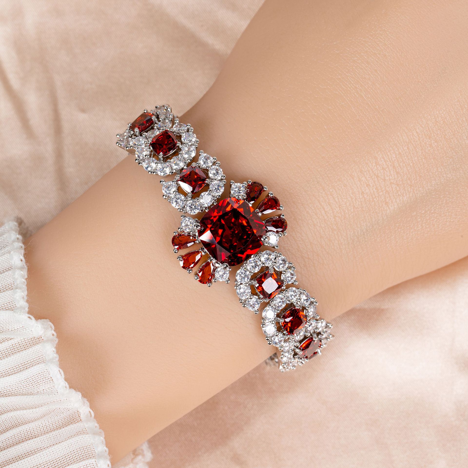 New elegant and beautiful zircon bracelet