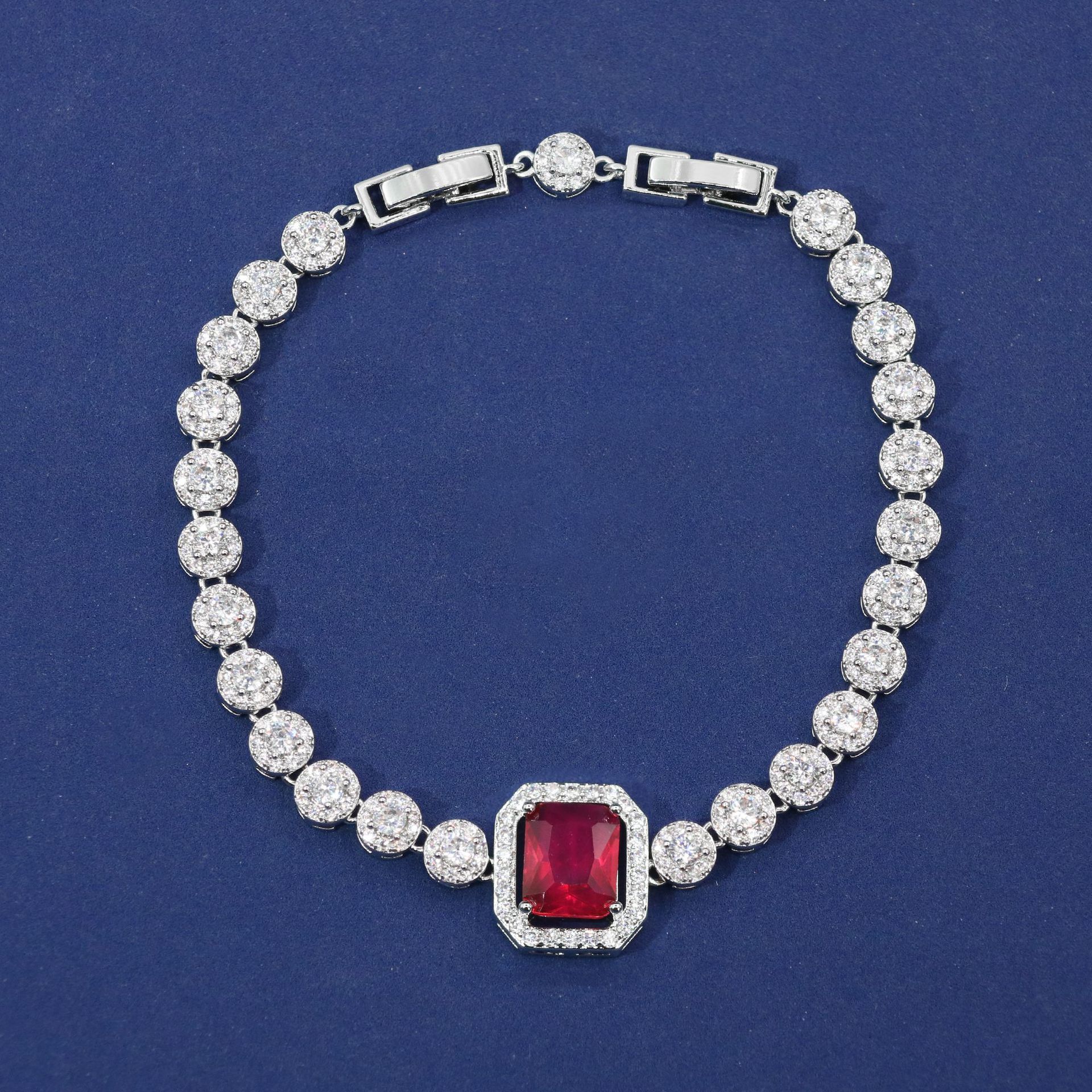 New elegant and noble zircon bracelet