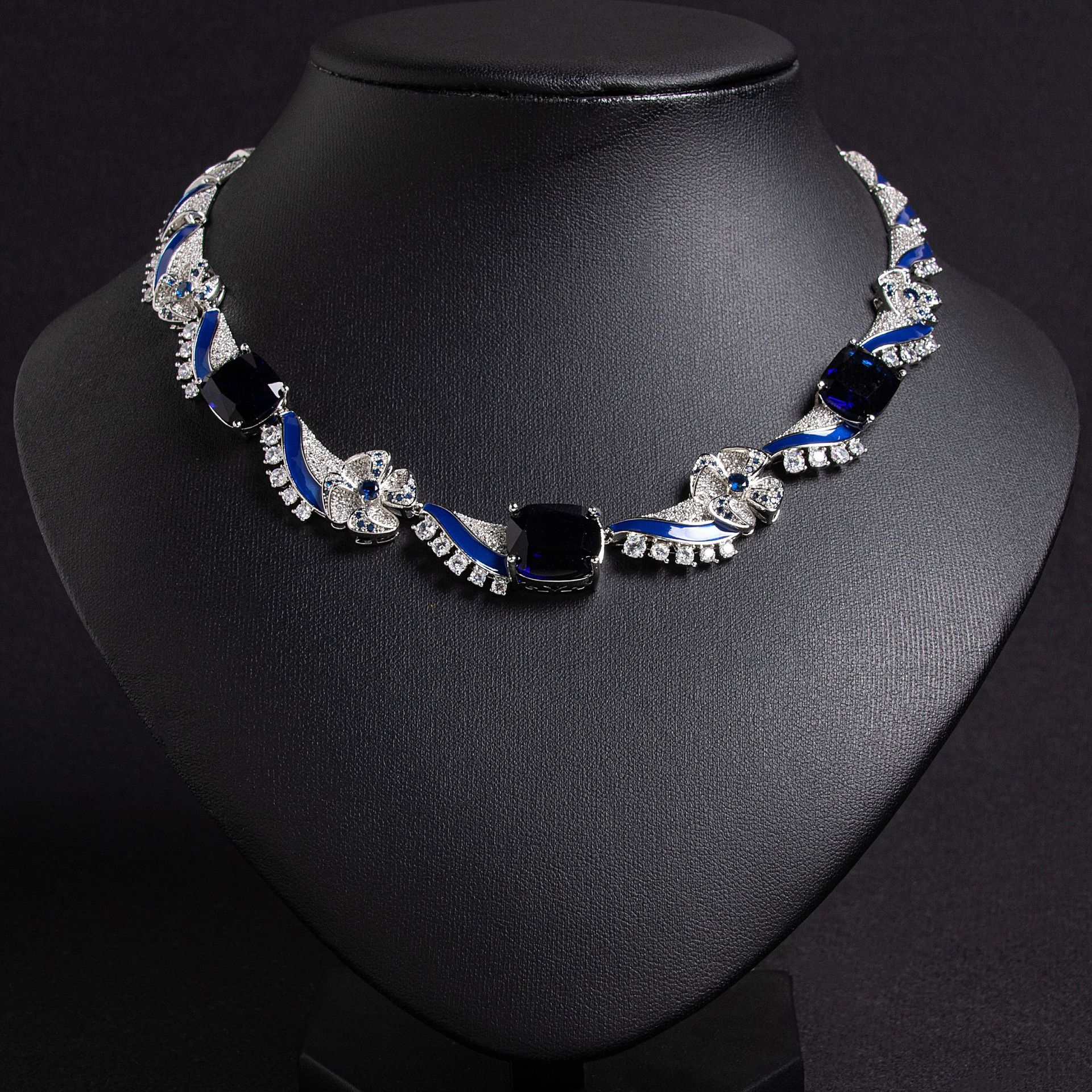 New elegant floral necklace