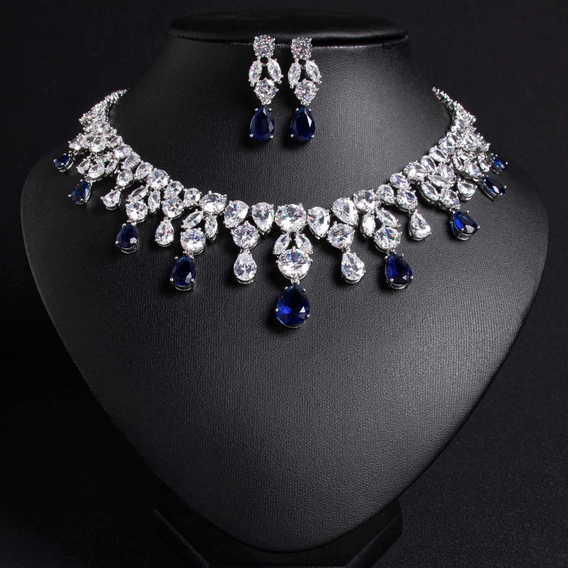 New zircon jewelry set suitable for parties
