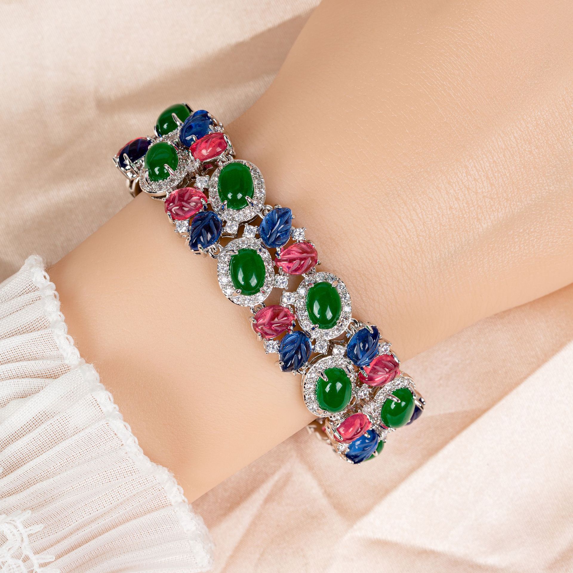 New leaf-shaped zircon bracelet