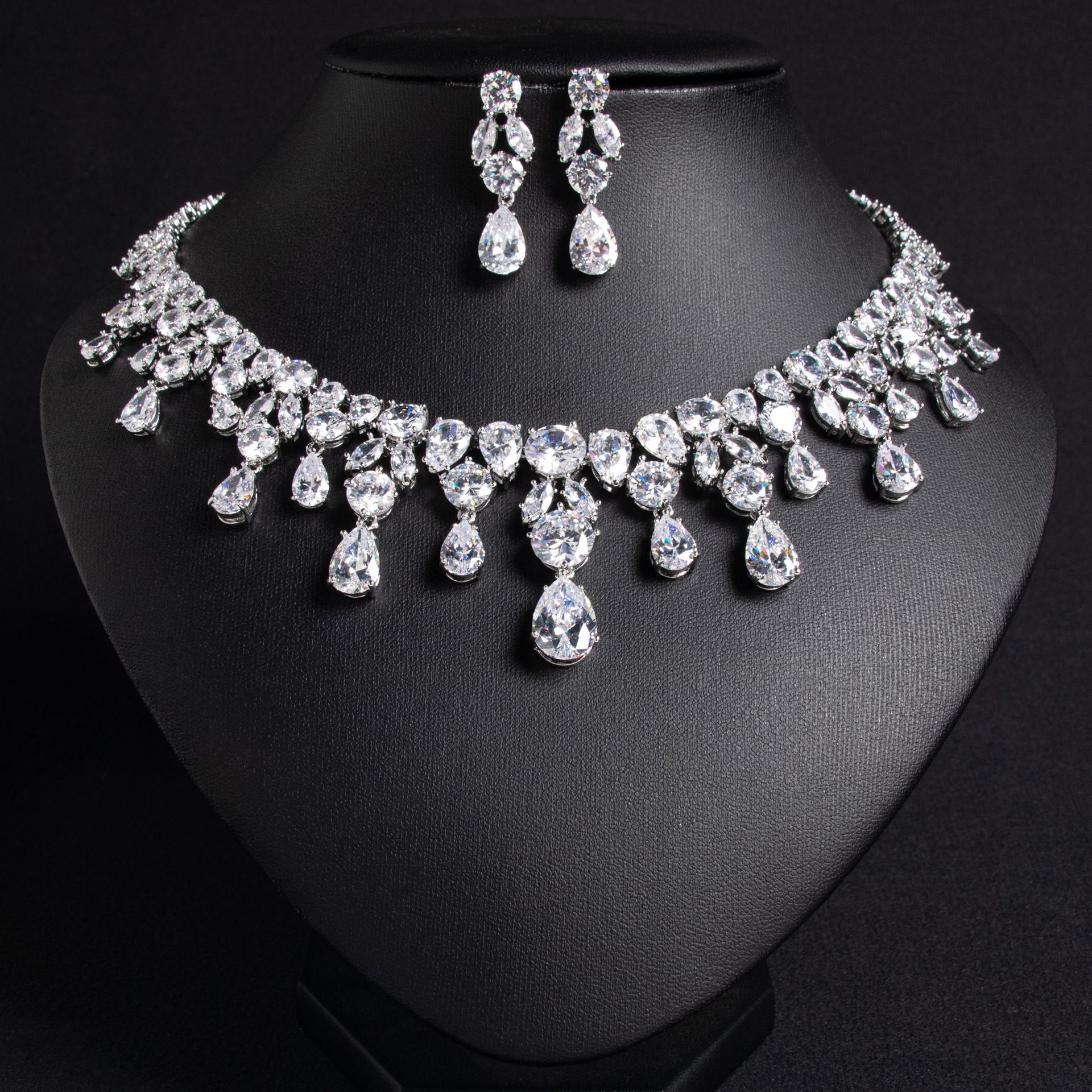 New zircon jewelry set suitable for parties