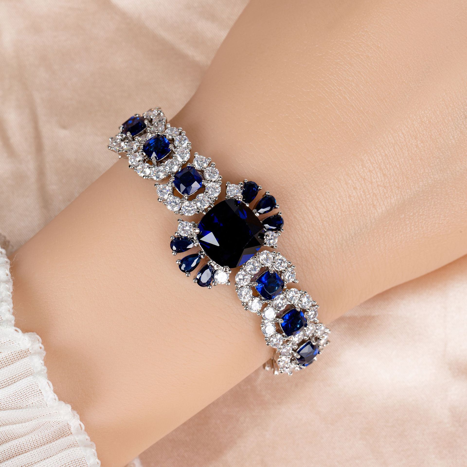 New elegant and beautiful zircon bracelet