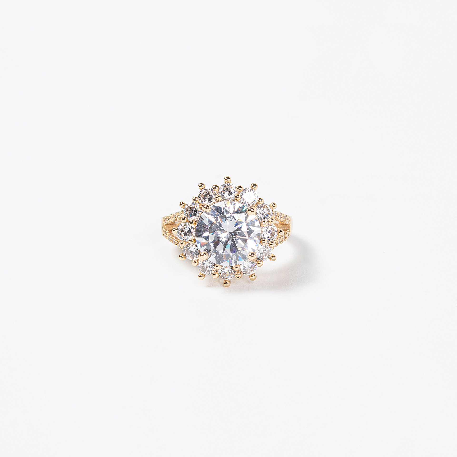 New high quality sparkling zircon ring