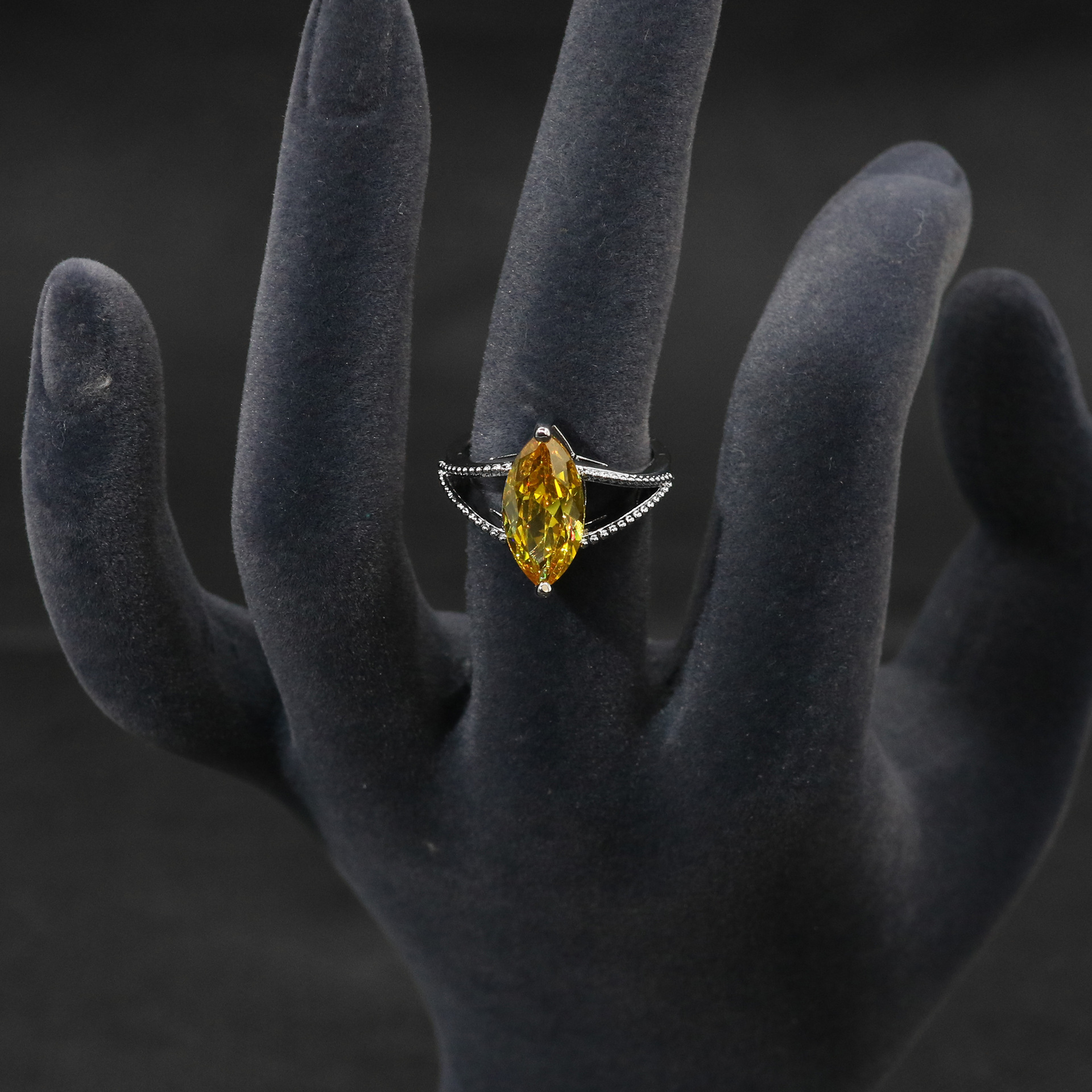 New high quality elegant zircon ring