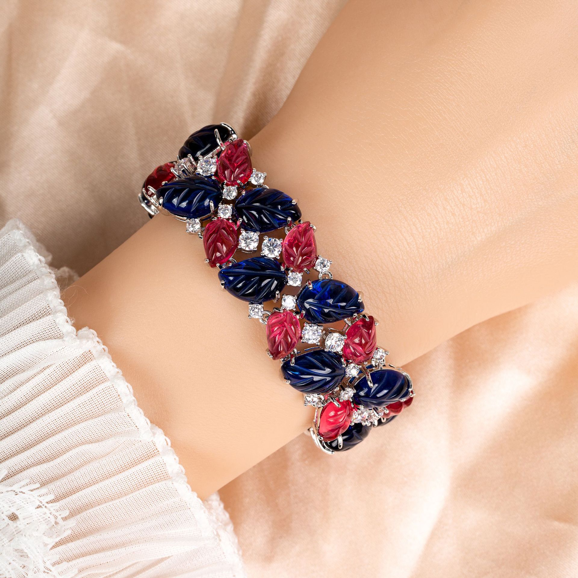 New elegant leaf zircon bracelet