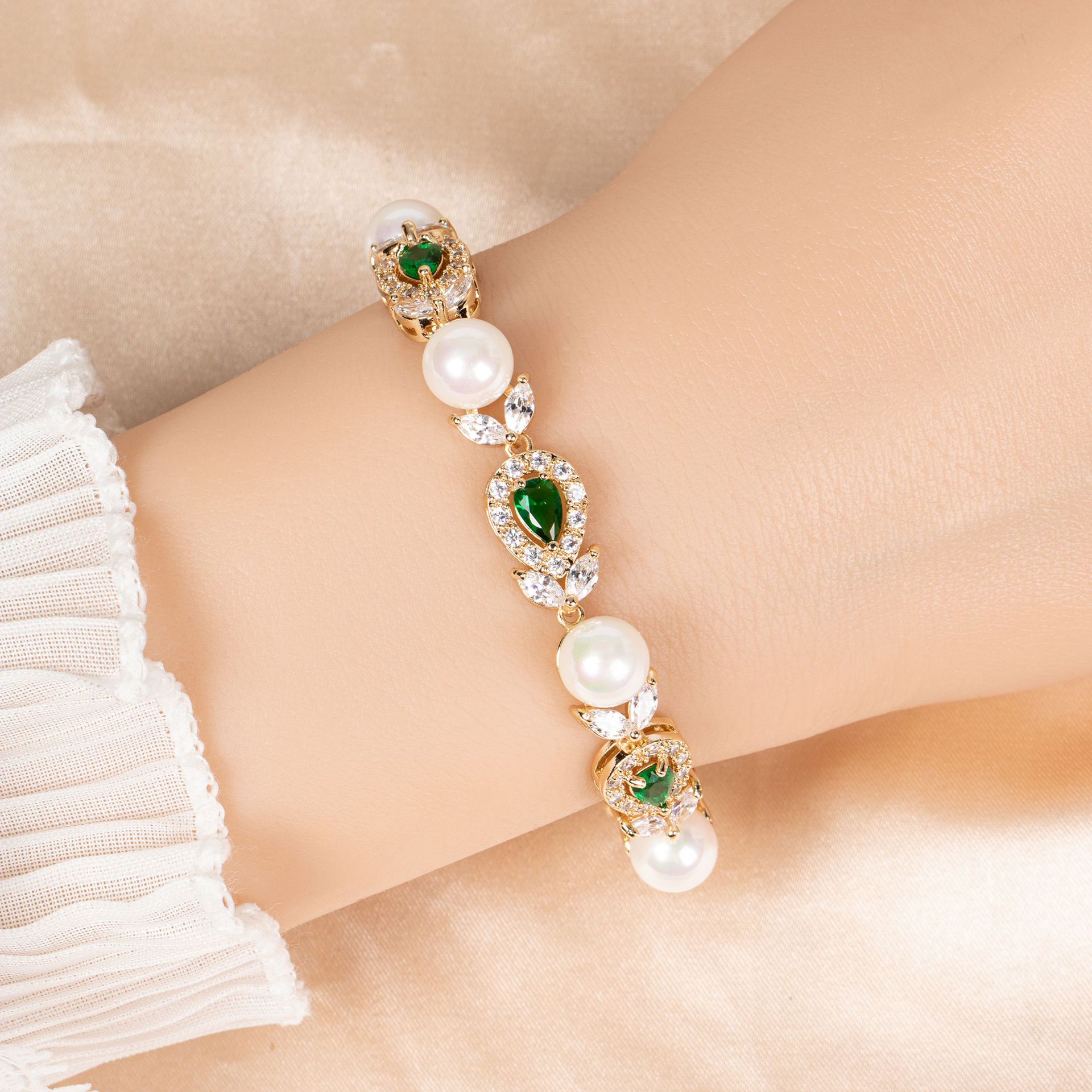 New elegant and beautiful zircon bracelet