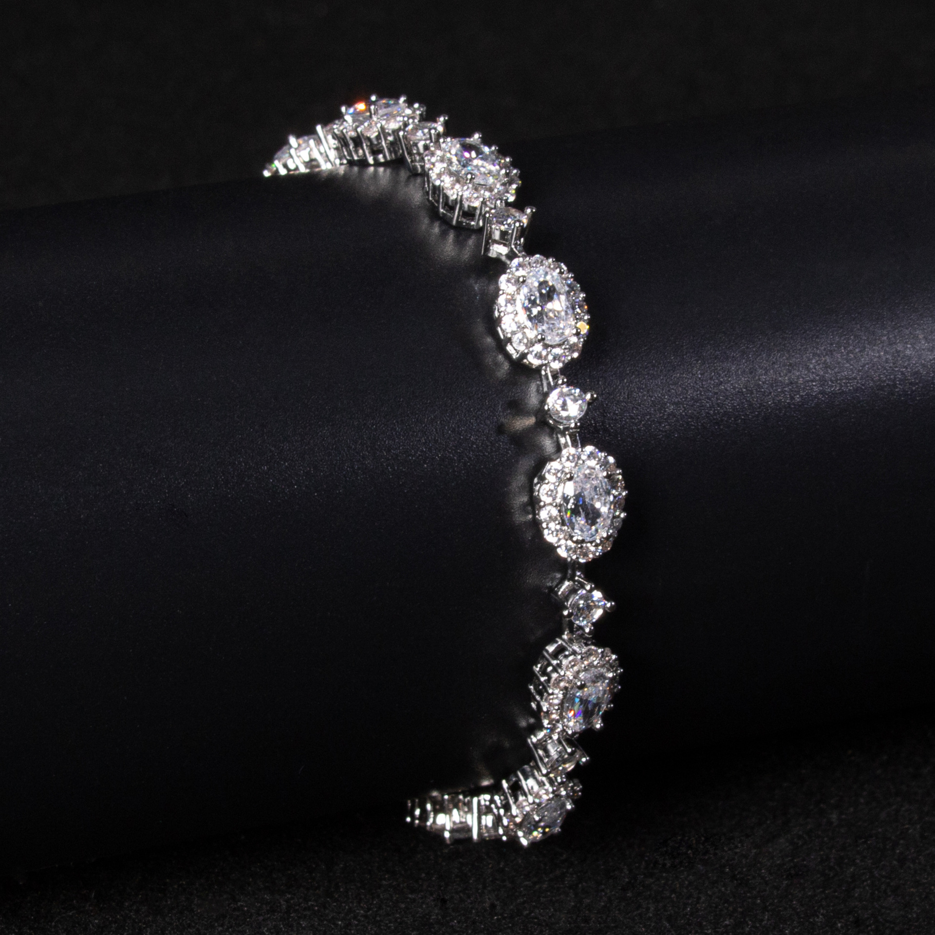 New elegant zircon bracelet
