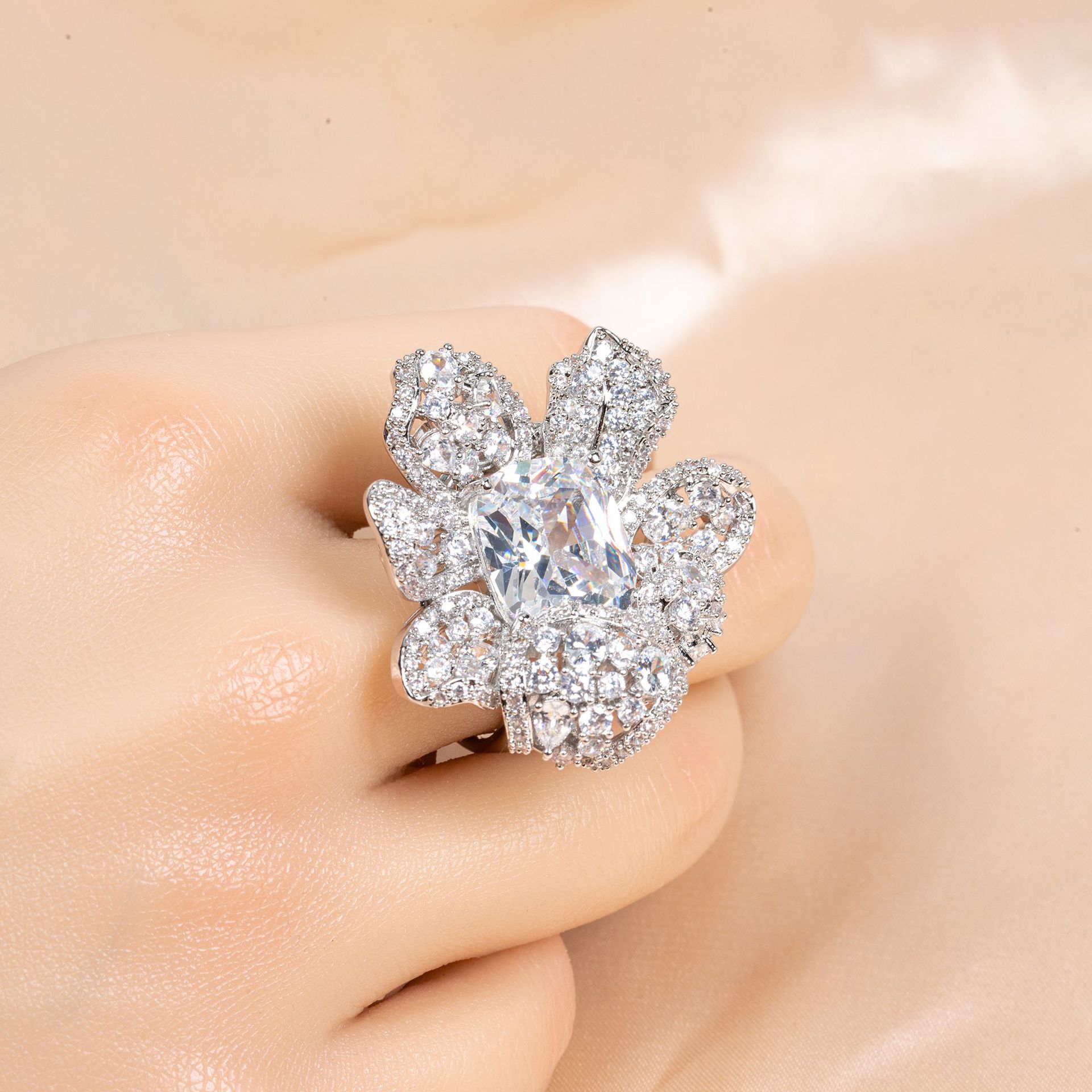New high quality creative flower zircon ring