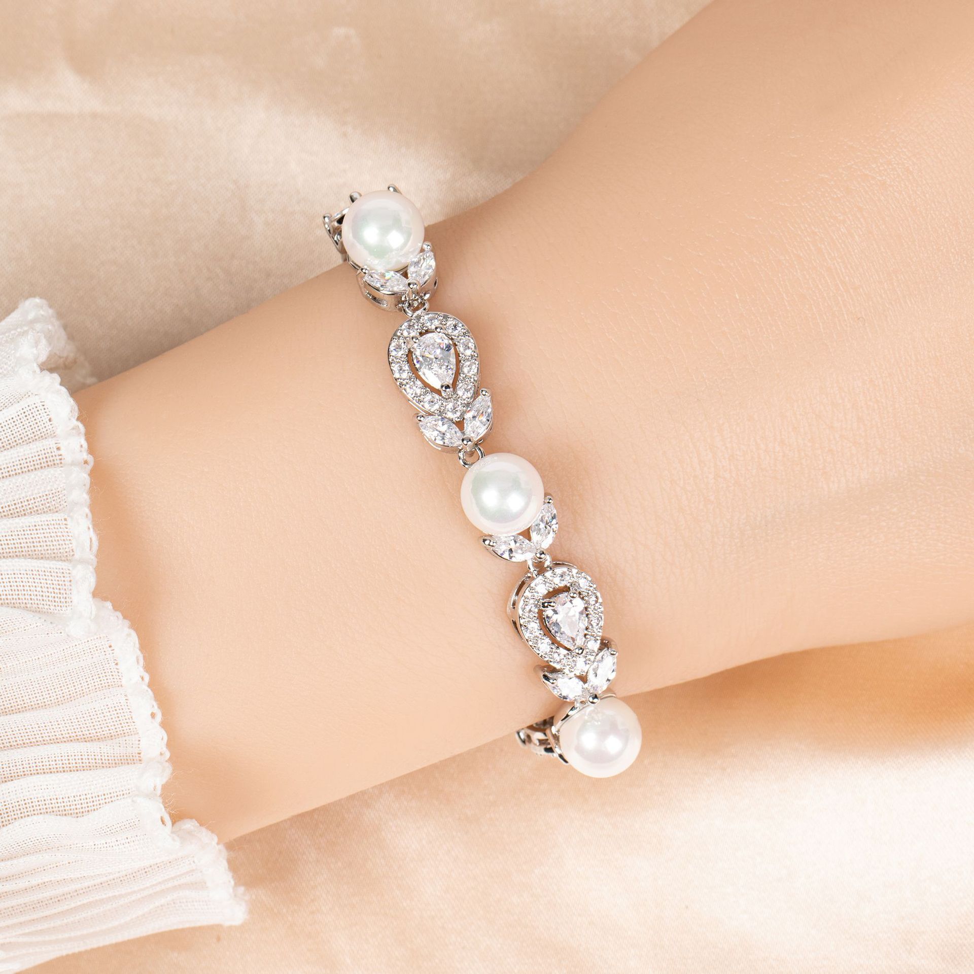 New elegant and beautiful zircon bracelet