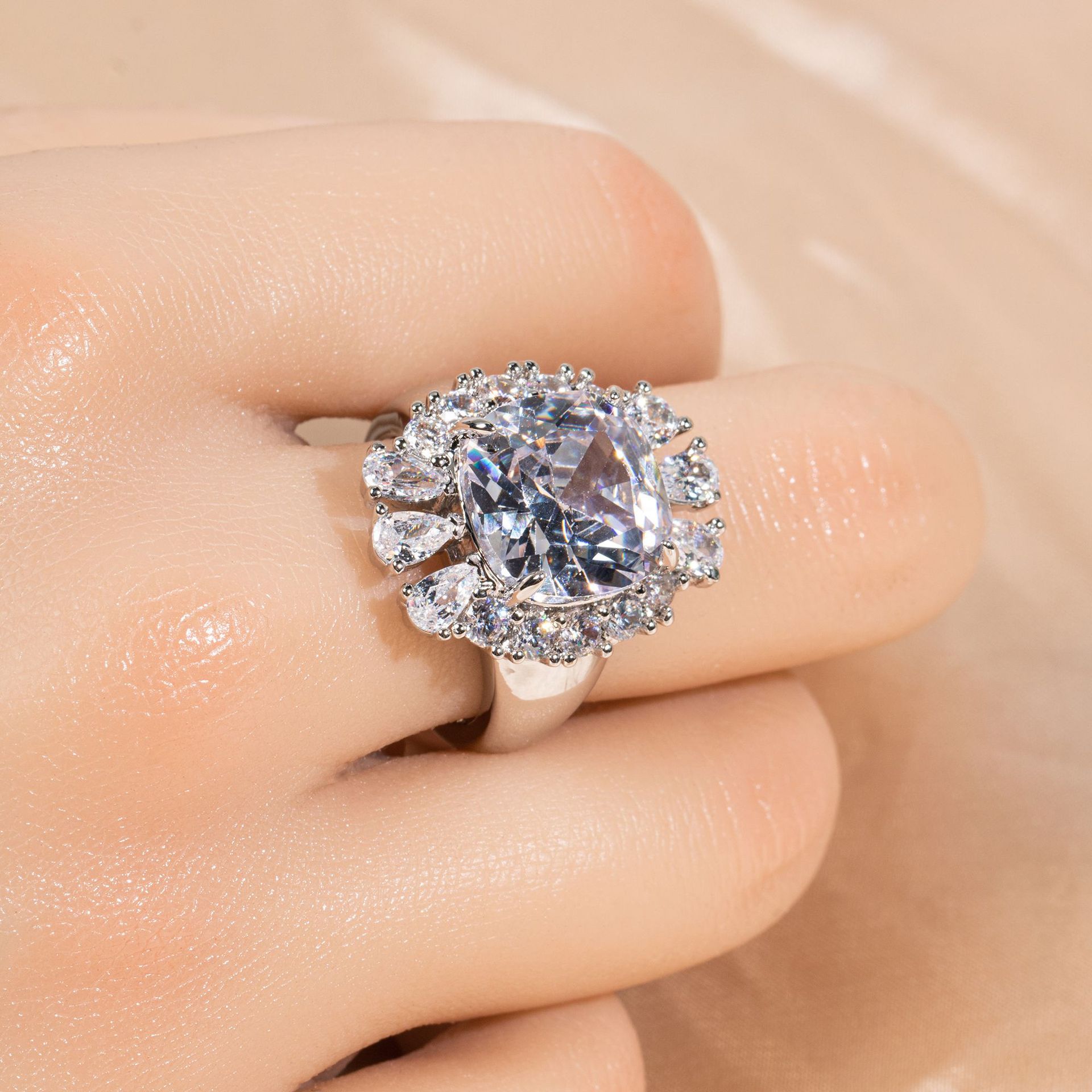 New high quality elegant zircon ring