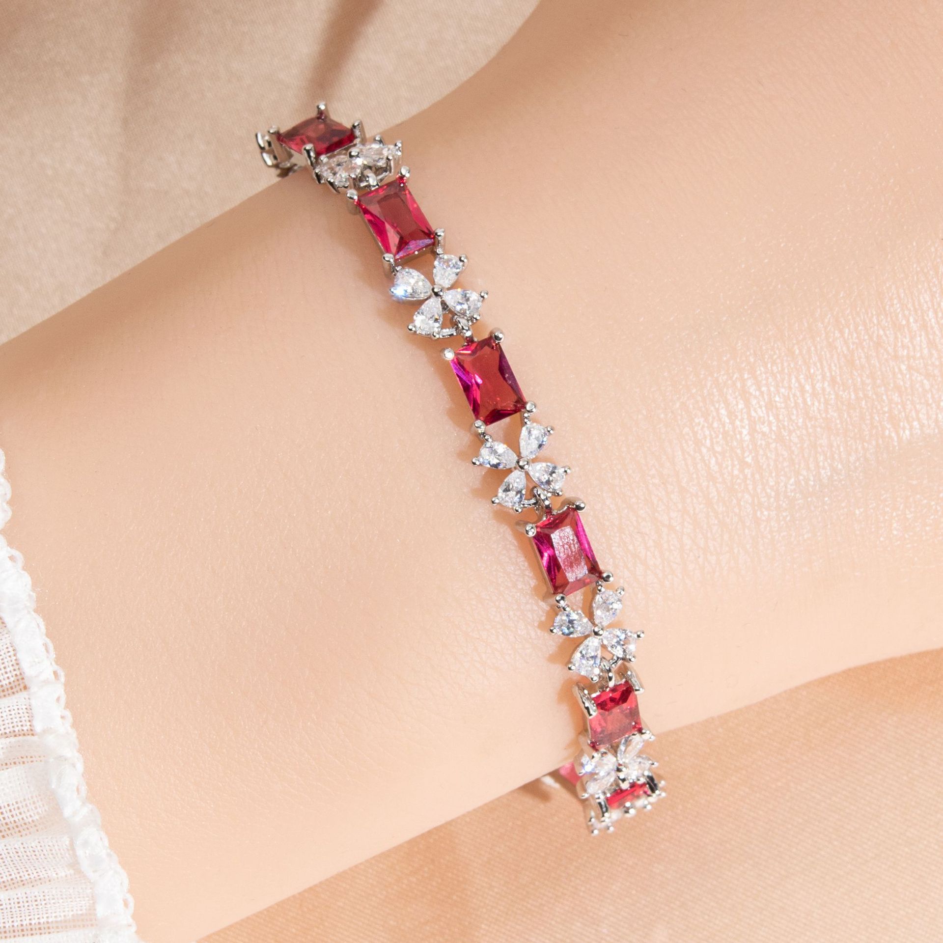 New elegant zircon bracelet