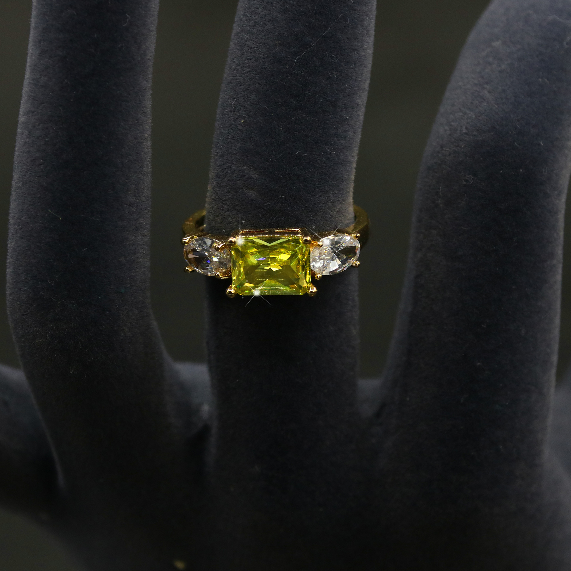New high quality elegant zircon ring
