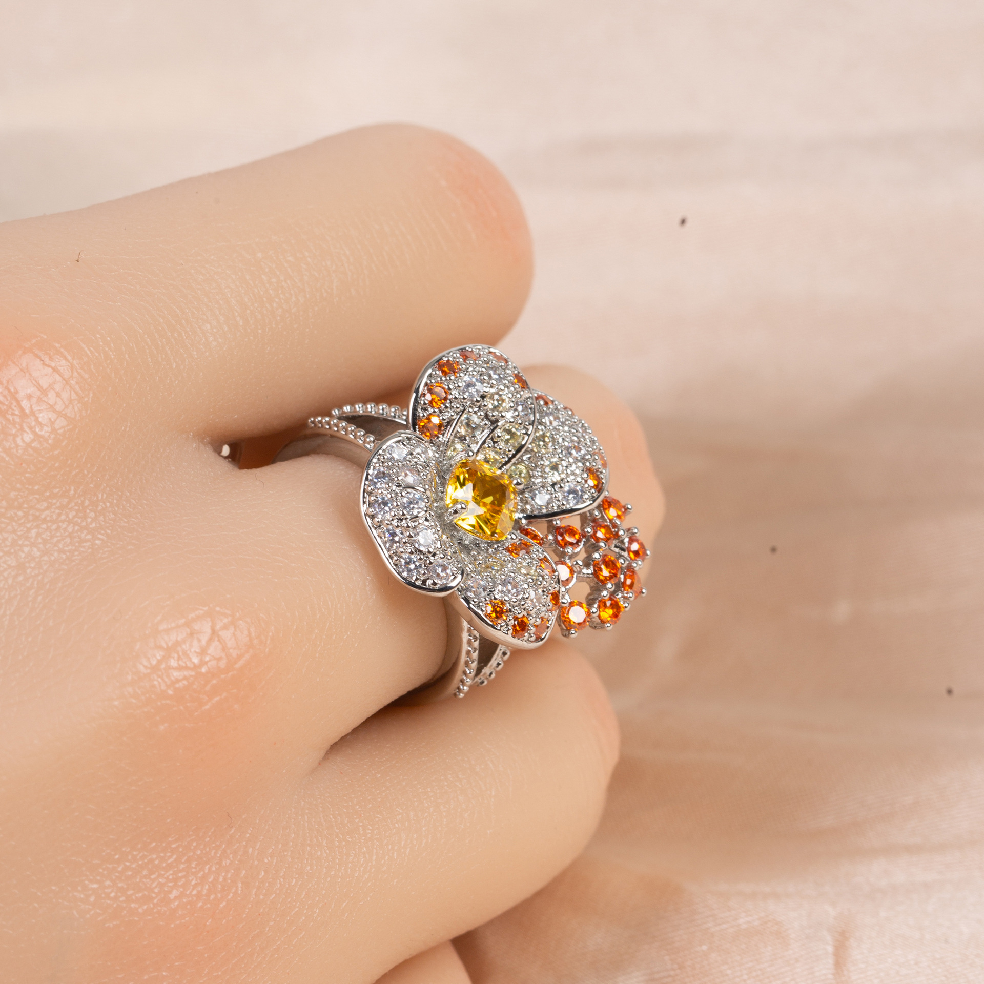 New creative floral zircon ring