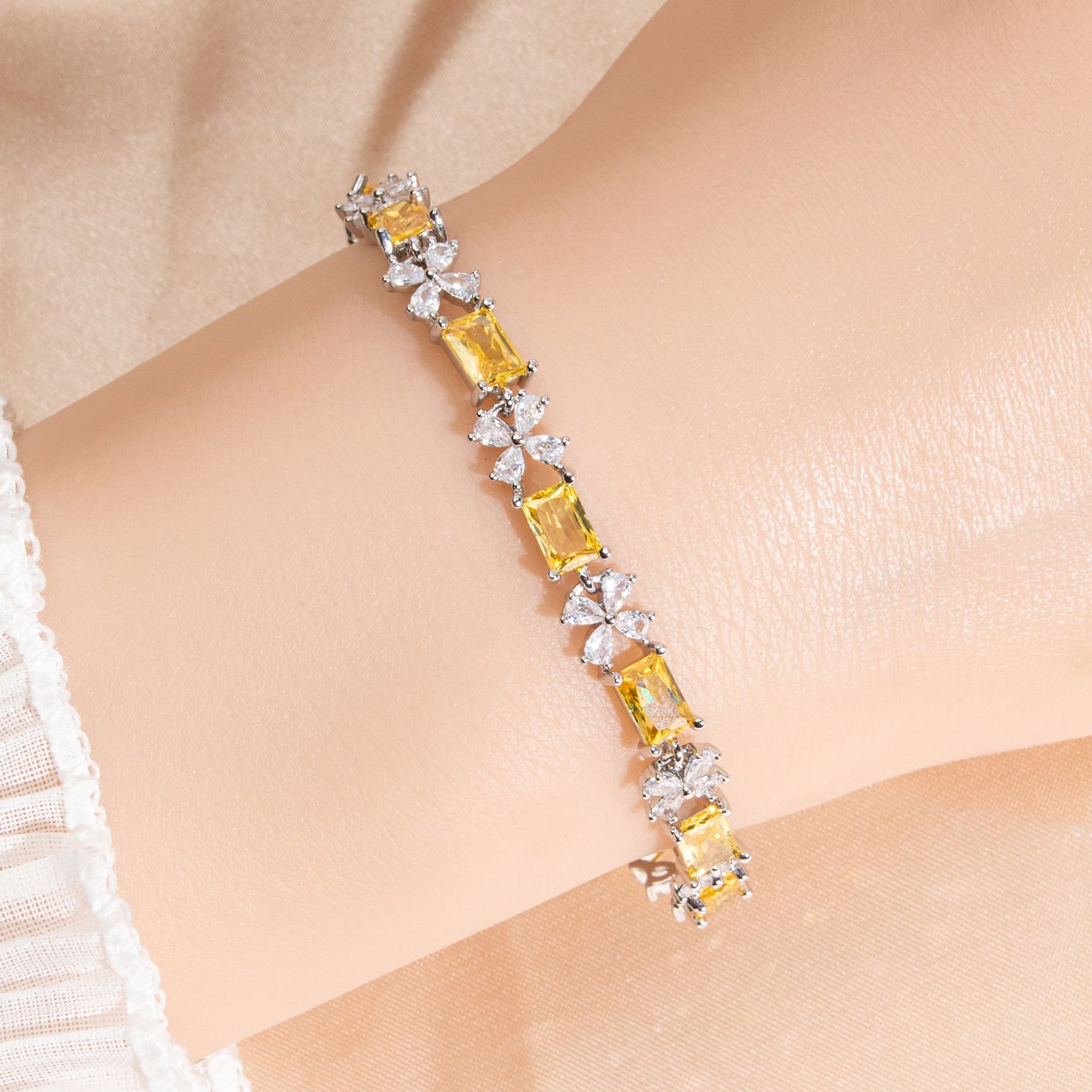 New elegant zircon bracelet