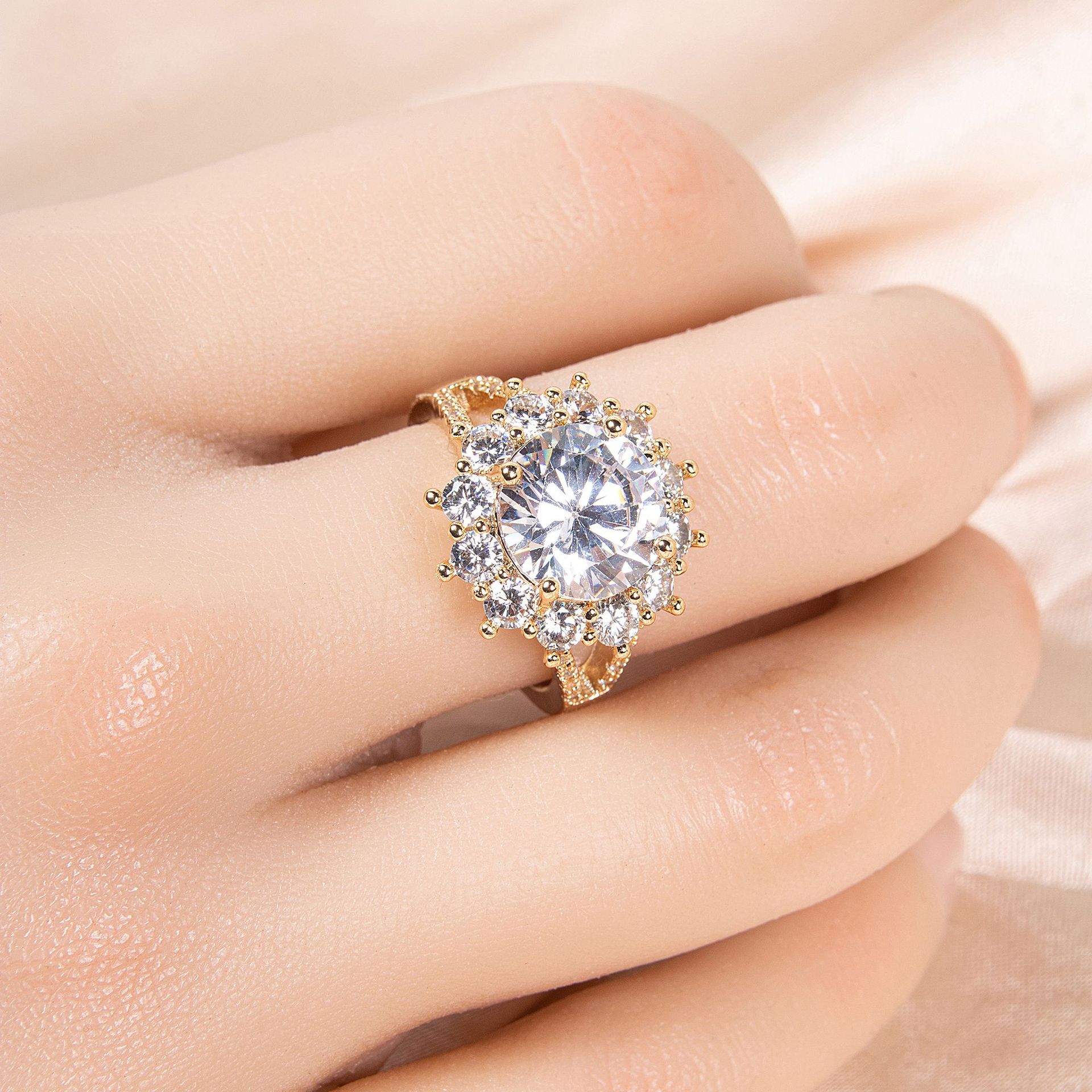 New high quality sparkling zircon ring
