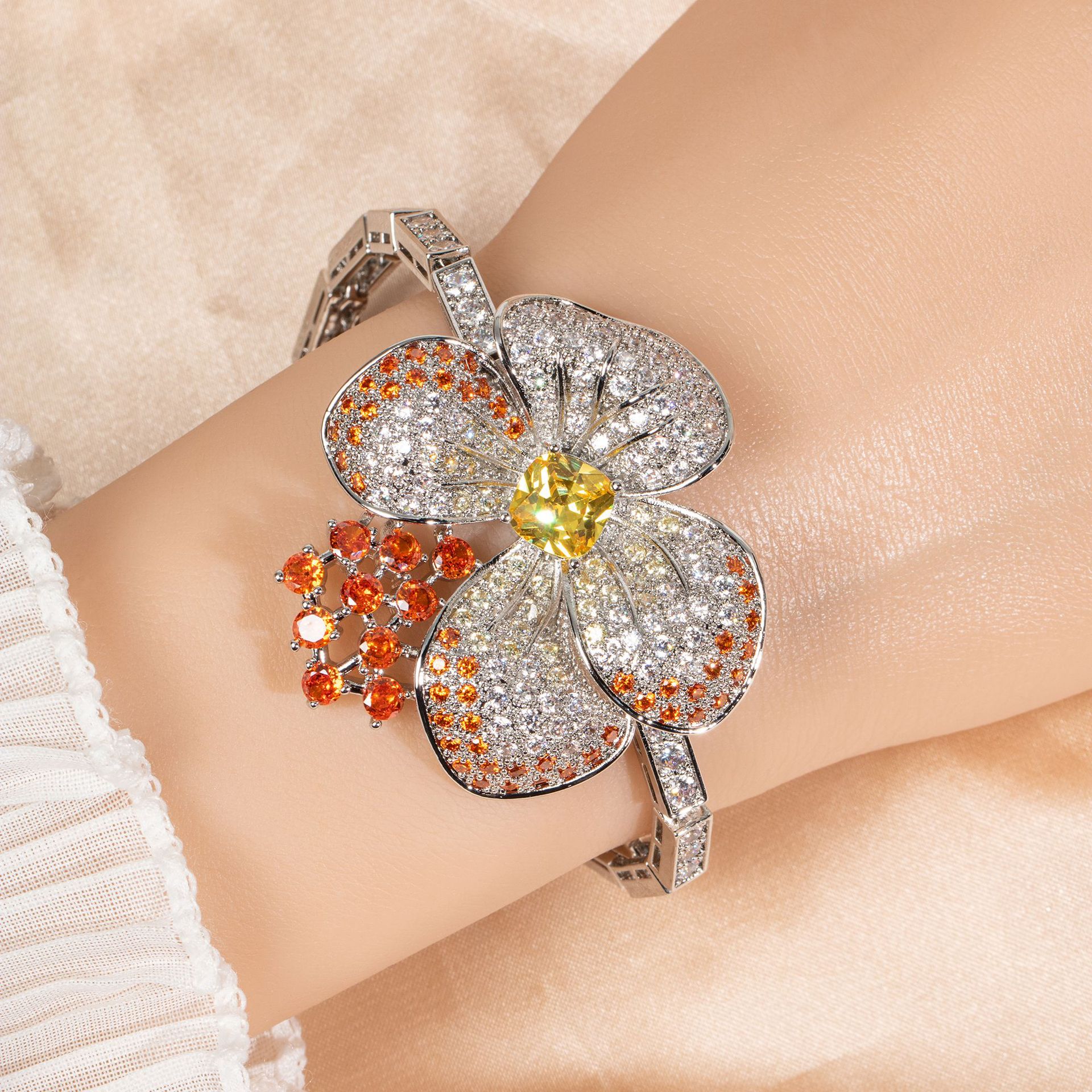 New elegant floral zircon bracelet