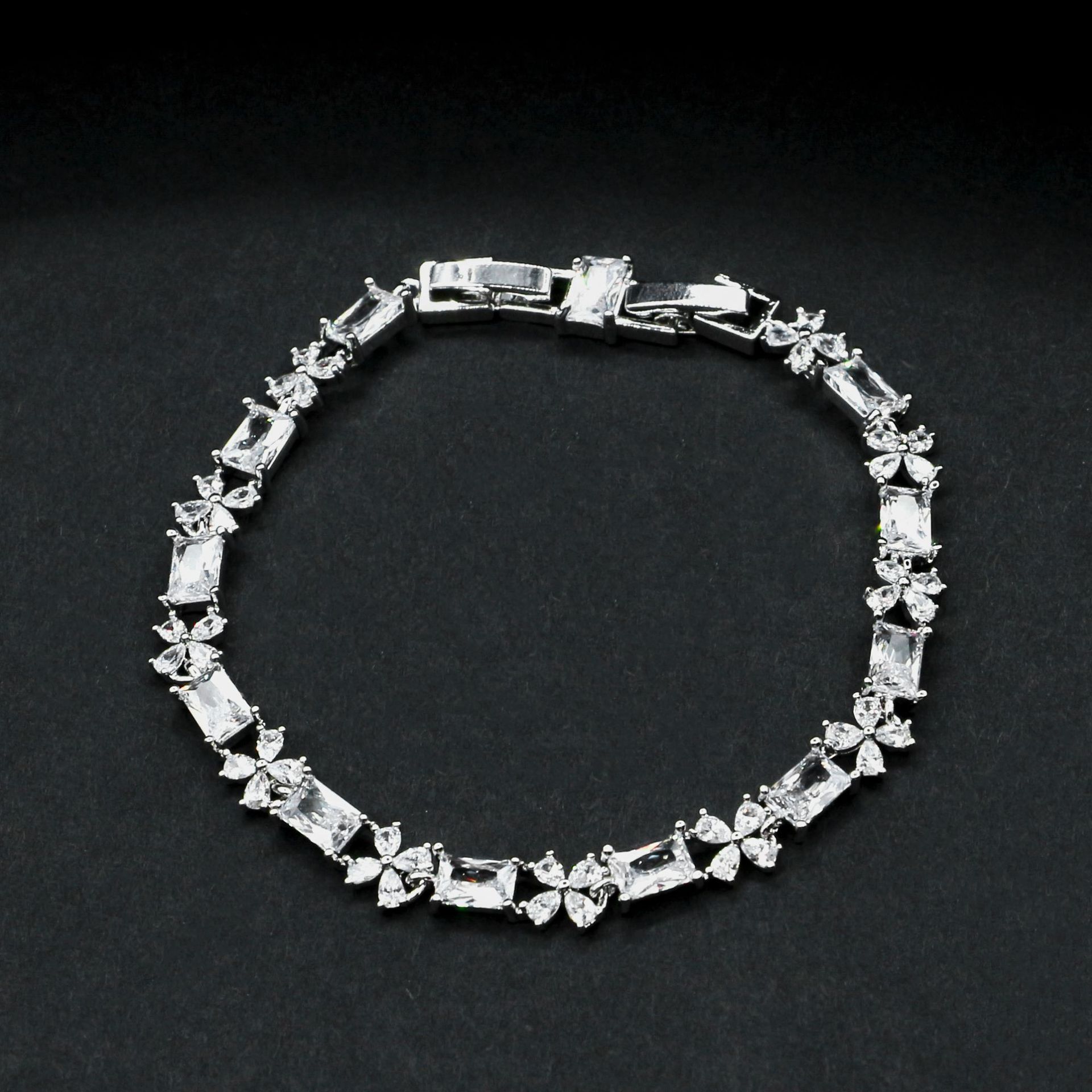New and beautiful zircon bracelet
