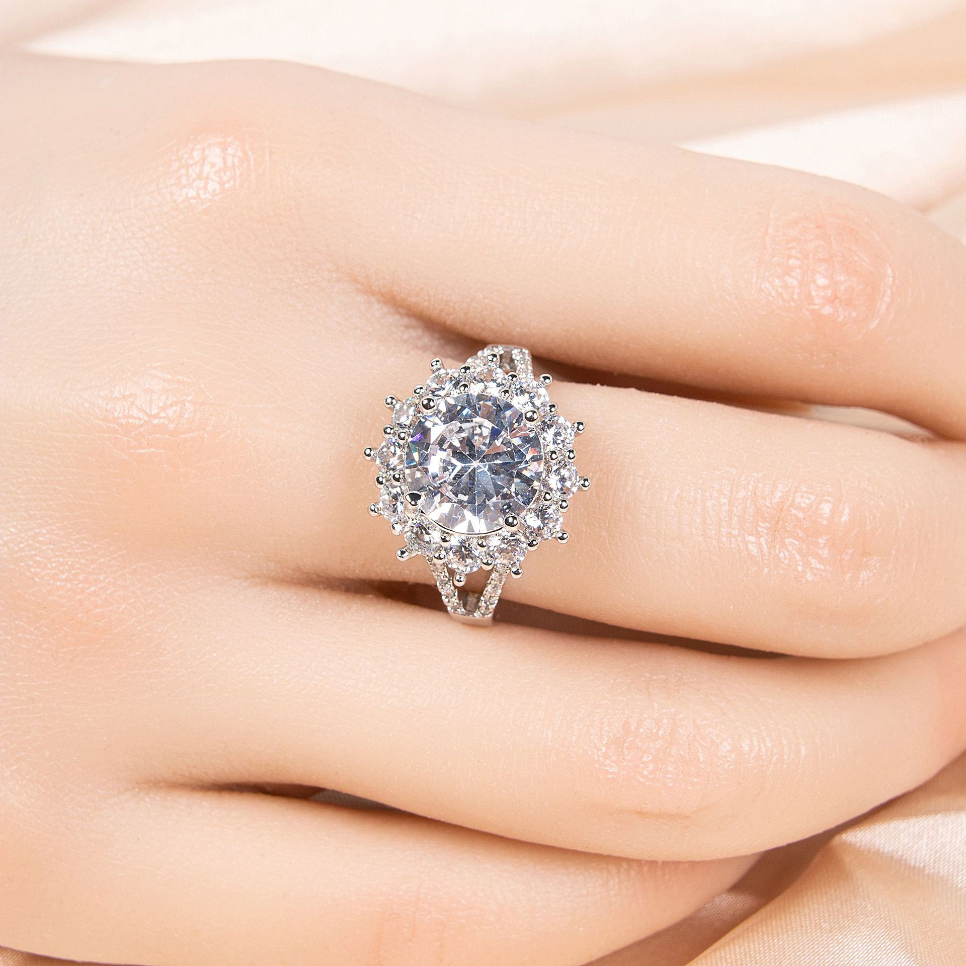 New high quality sparkling zircon ring