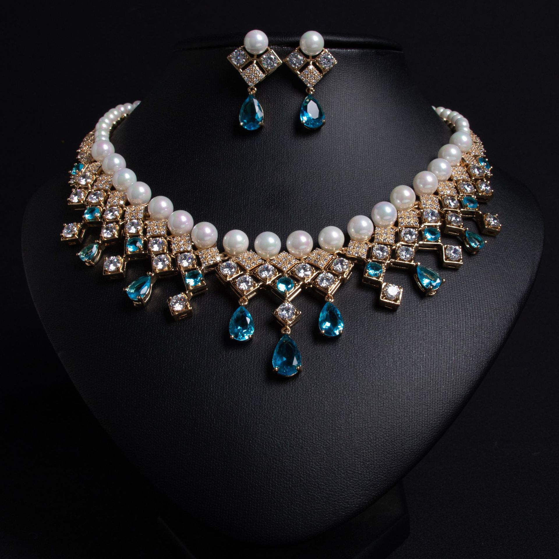 Elegant Pearl and Emerald Jewelry Set