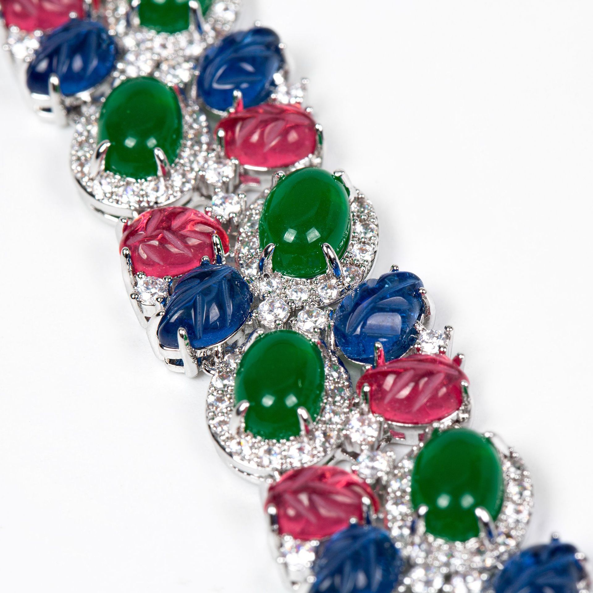 New leaf-shaped zircon bracelet