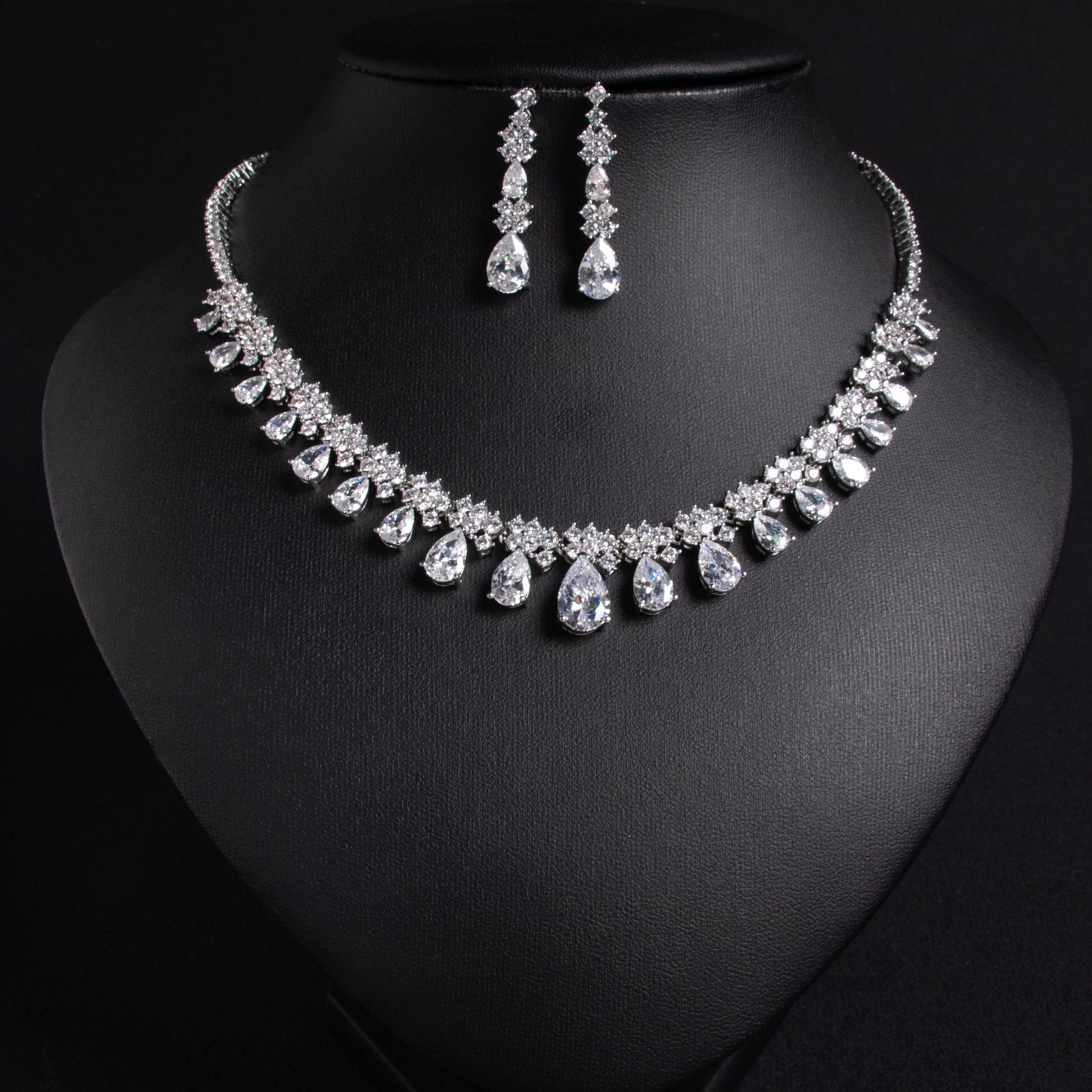 New elegant zircon jewelry set