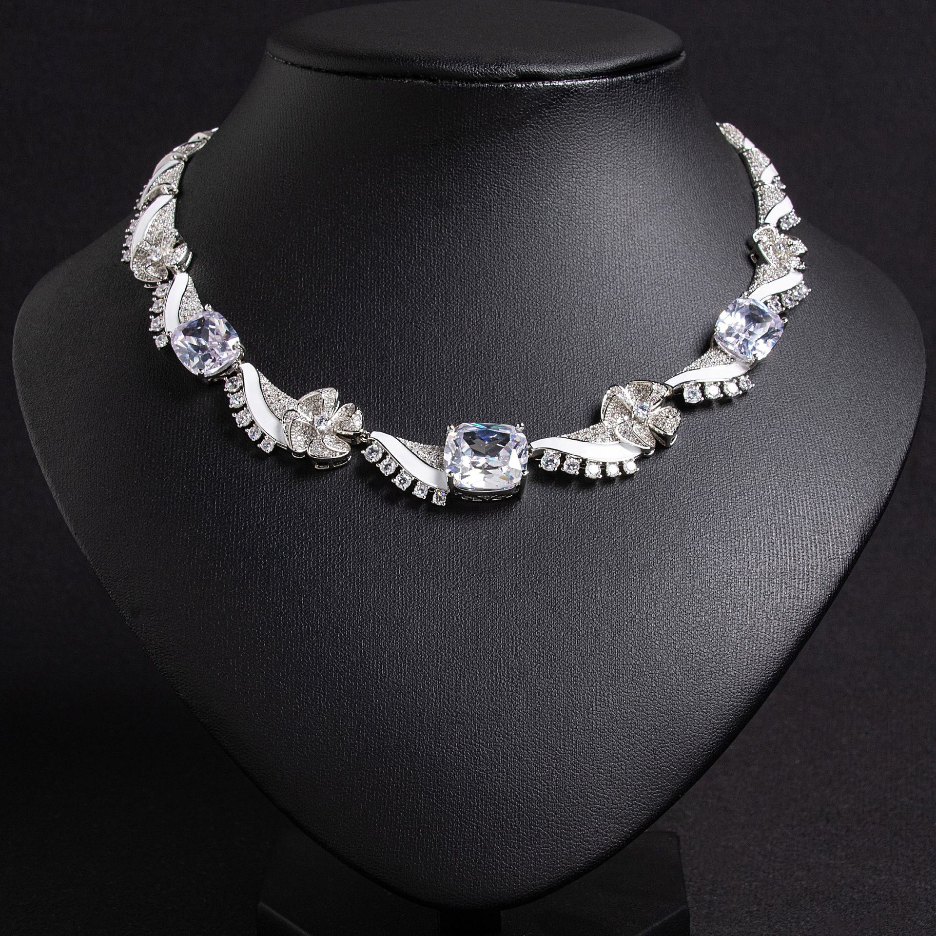 New elegant floral necklace