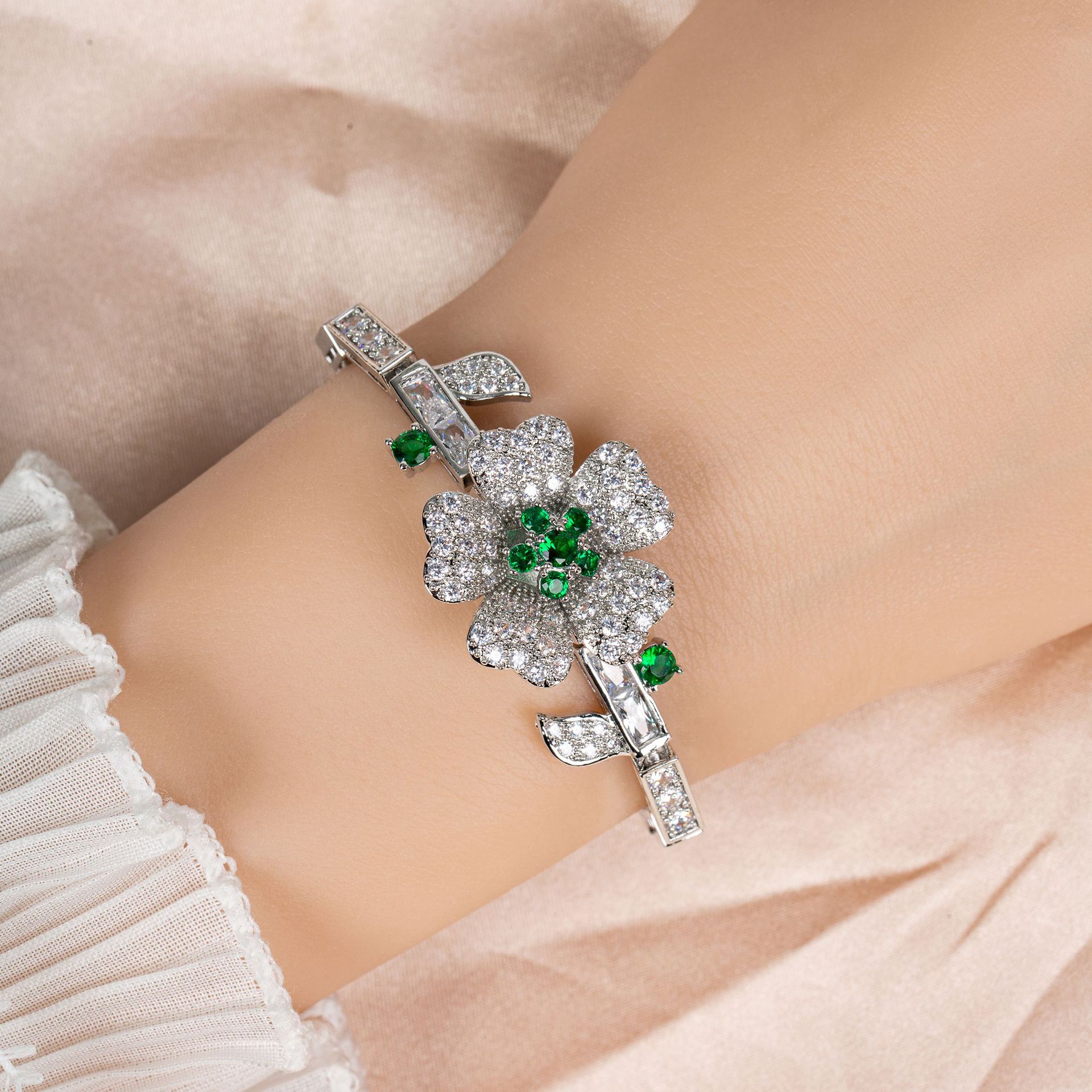 New creative flower zircon bracelet