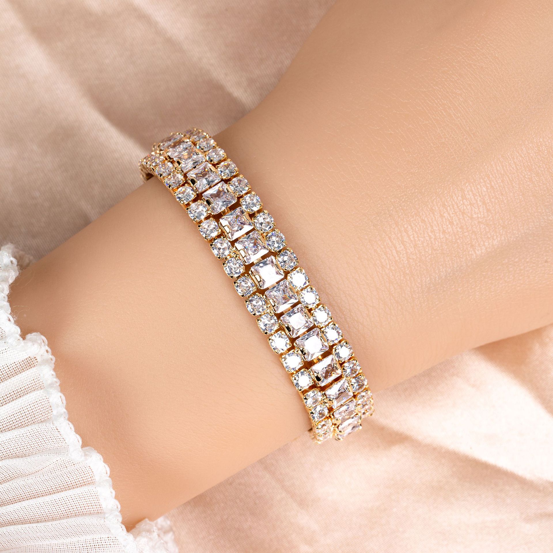 New elegant zircon bracelet